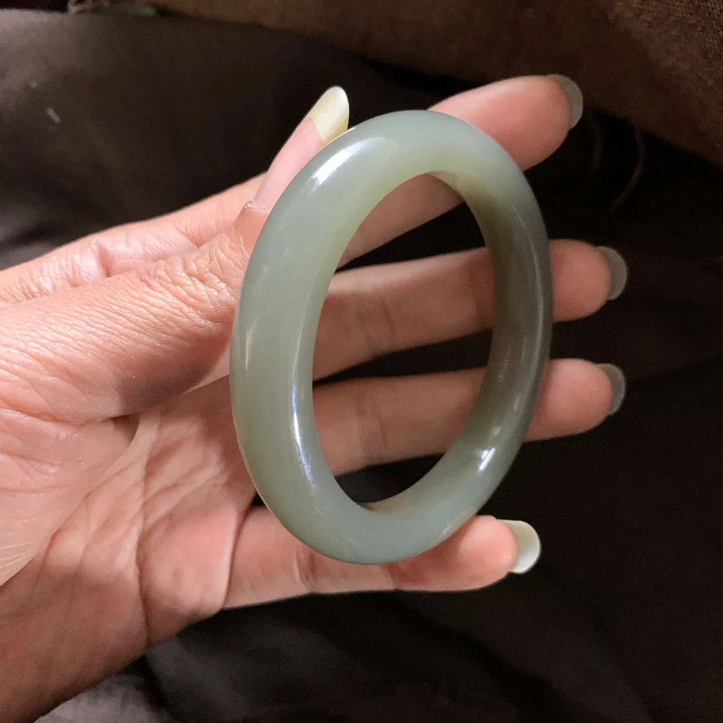 和田玉54.5圈口粉紫色手镯，镯型古朴典雅。在诗情画意的雨巷相遇，你是我腕间的一抹风情，有你眸有深情.清风荡漾湖间静水，我愿俯身低眉，在烟波涟漪处寻