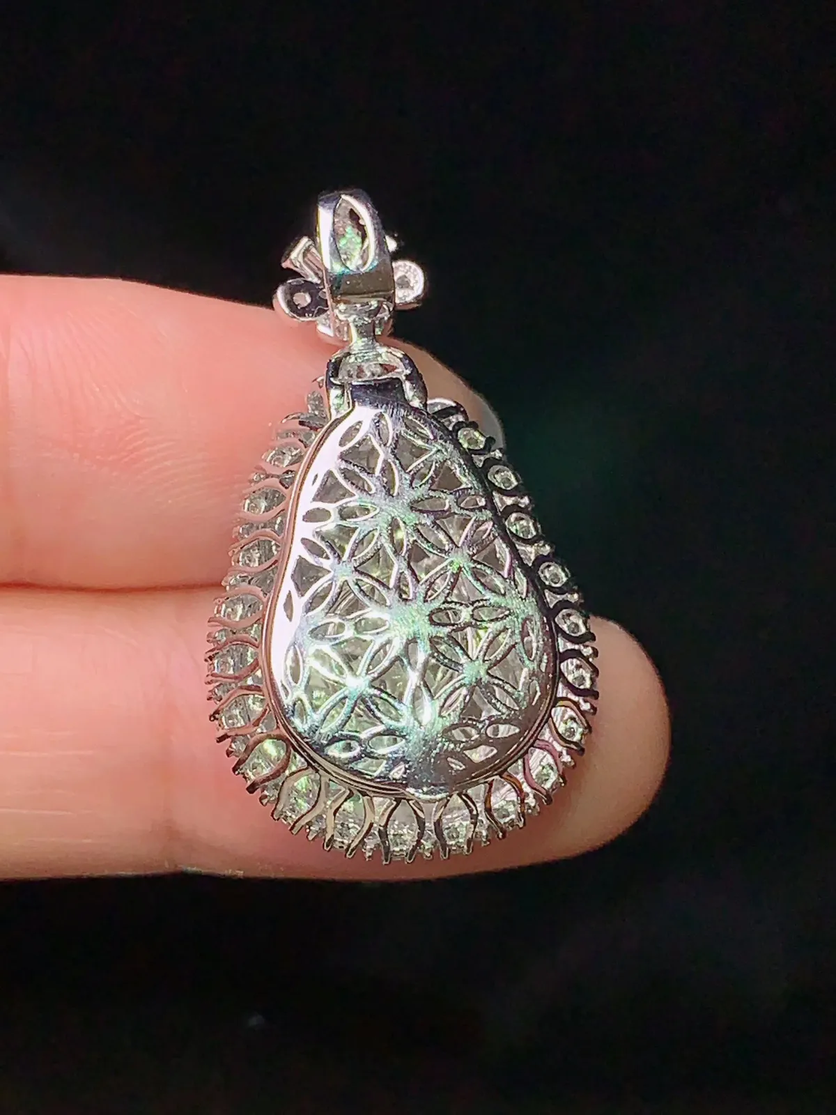 18k金钻镶嵌翠绿葫芦吊坠 玉质水润细腻 色泽清新艳丽 整体尺寸31.2*17.7*11.6