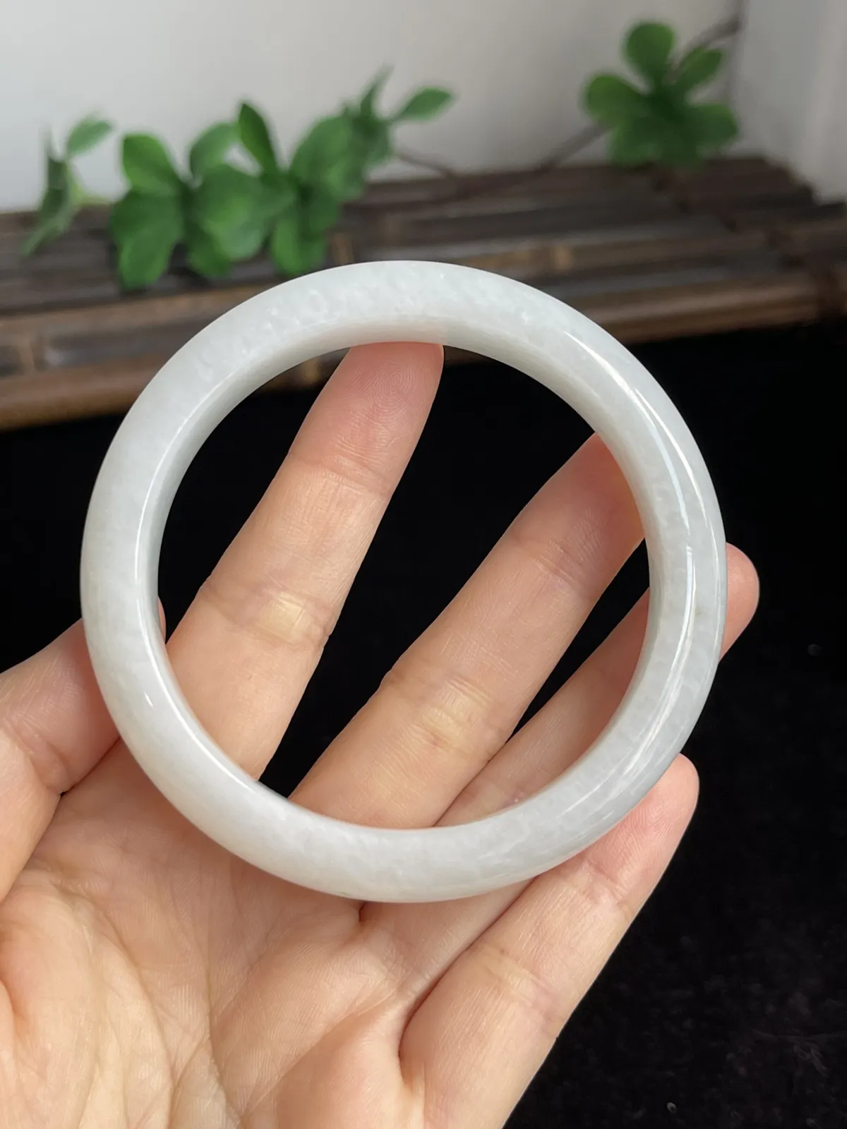 正圈58圈口，翡翠糯化种白色手镯