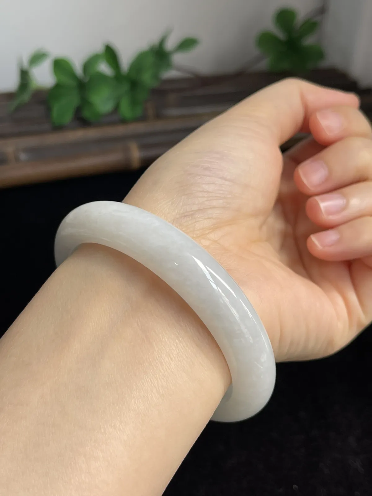 正圈58圈口，翡翠糯化种白色手镯