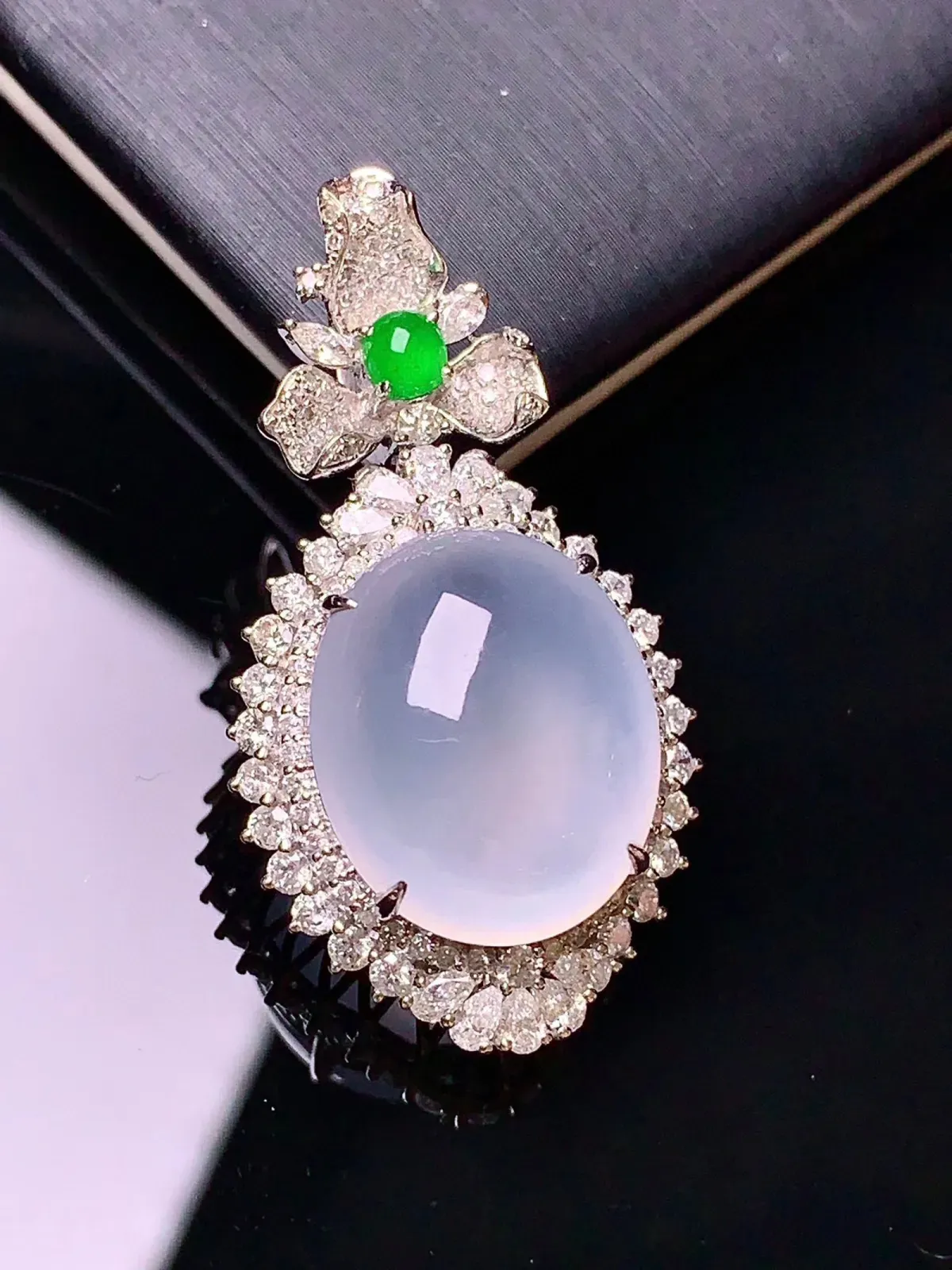 18k金钻镶嵌冰种蛋面吊坠 玉质水润细腻 清新艳丽亮眼 整体尺寸34.3*18.5*12.3