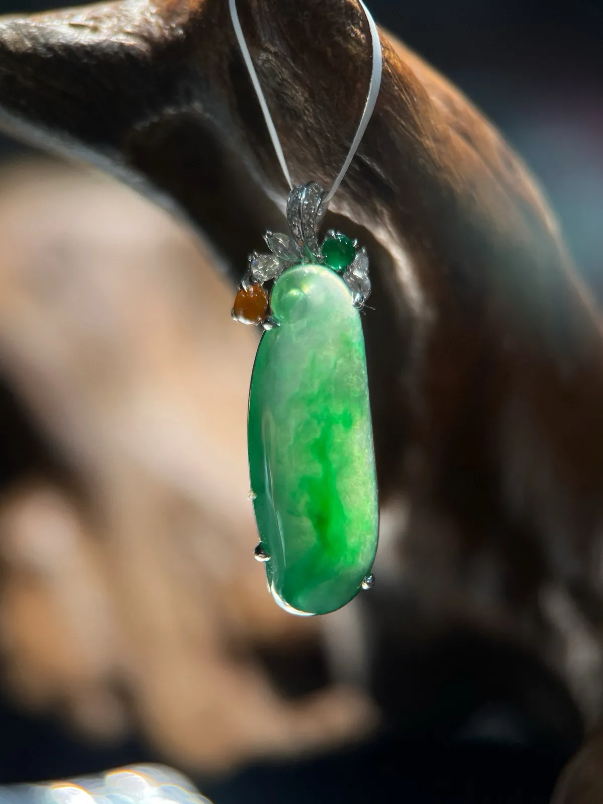 18k镶嵌 冰绿长寿果

【尺寸】26.2-9.4-3.8