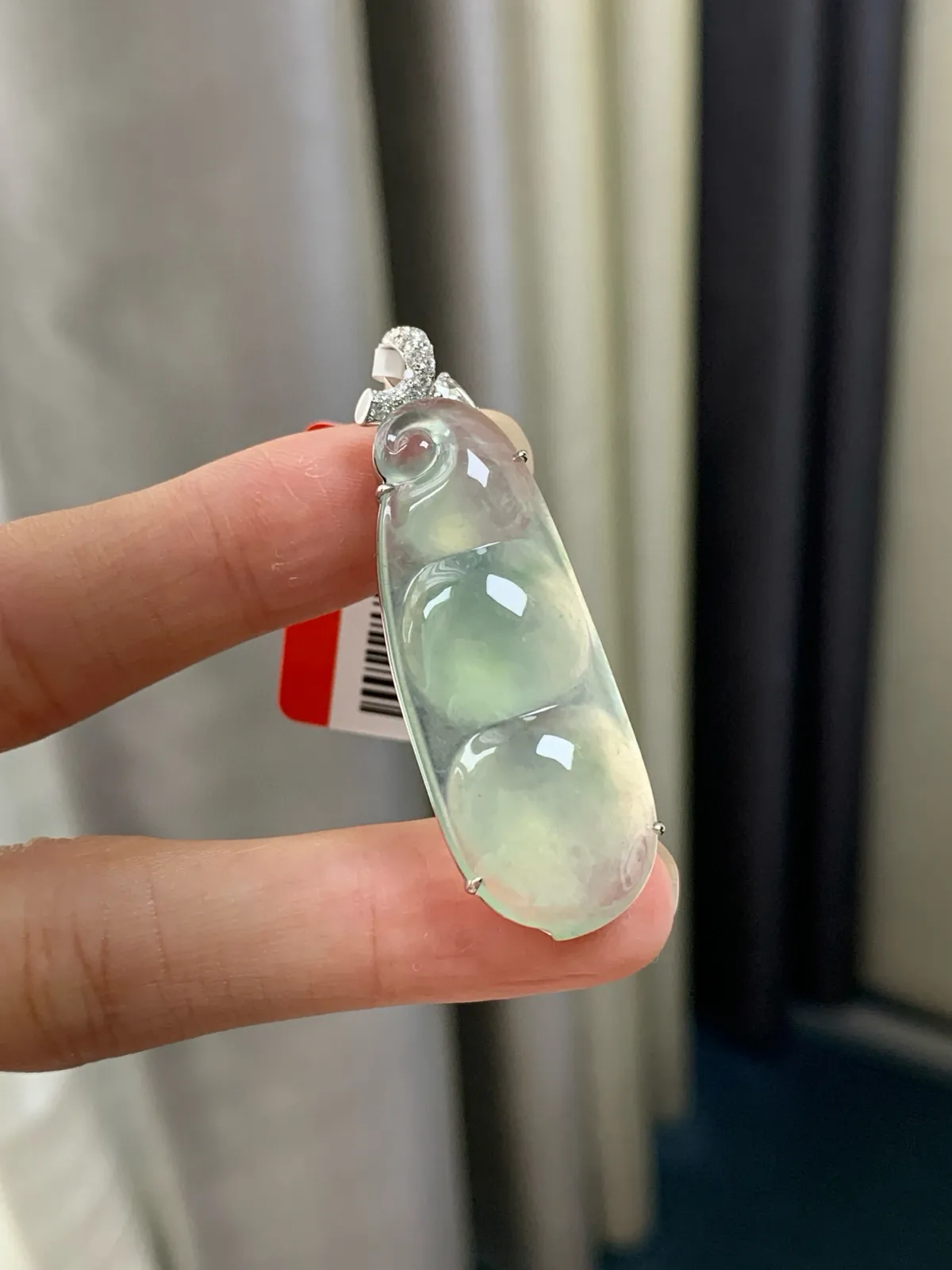 18K镶嵌冰晴绿福豆吊坠

尺寸：39.5-15.3-6.3