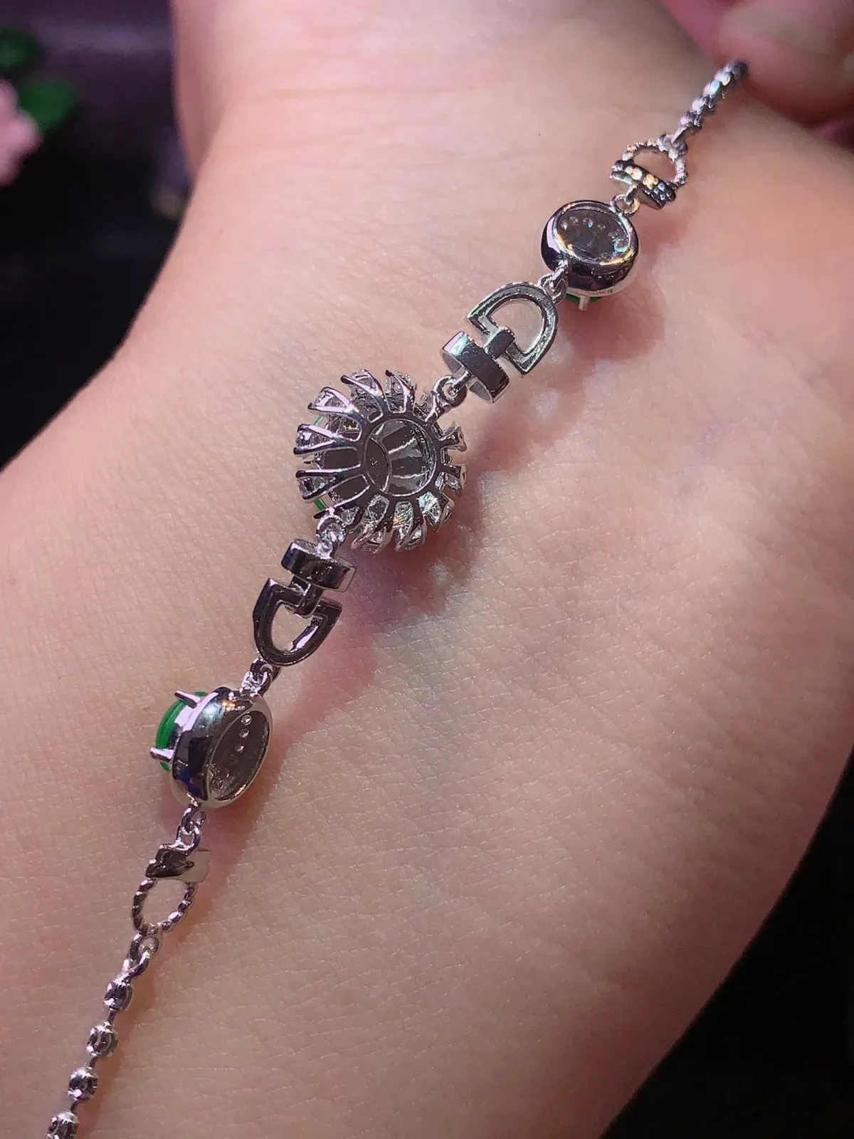 18k金钻镶嵌翠绿平安扣手链 玉质细腻 整体尺寸58.2*10.2*6