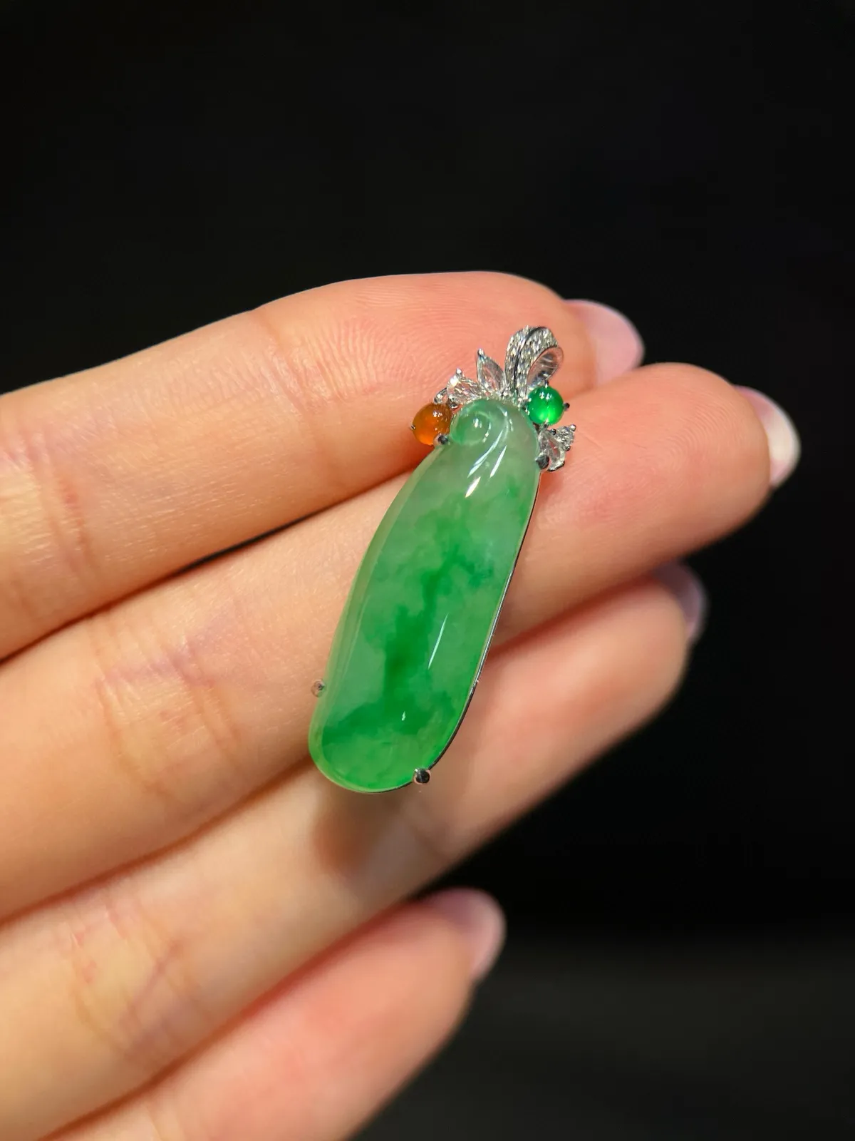 18k镶嵌 冰绿长寿果

【尺寸】26.2-9.4-3.8