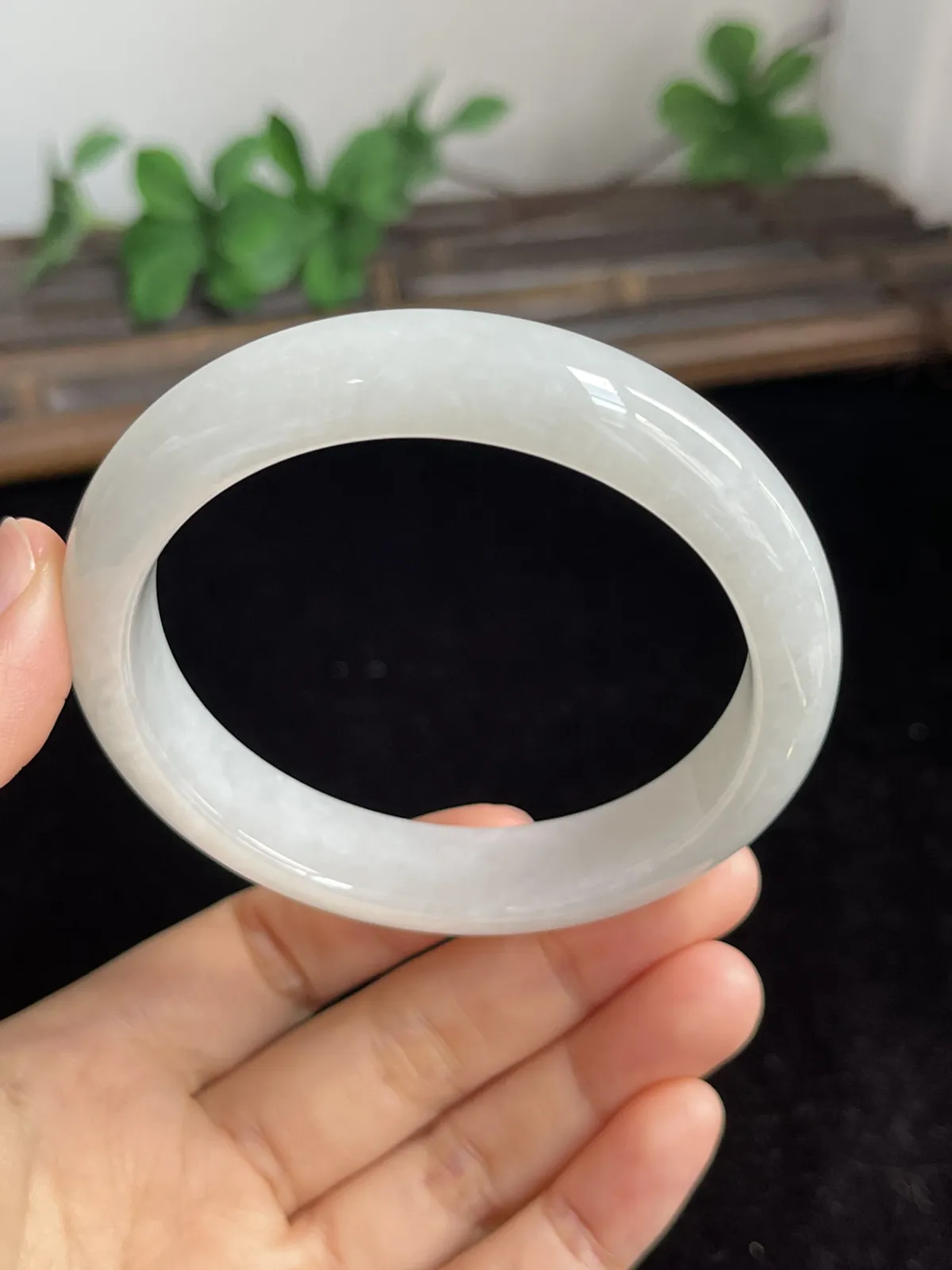 正圈58圈口，翡翠糯化种白色手镯