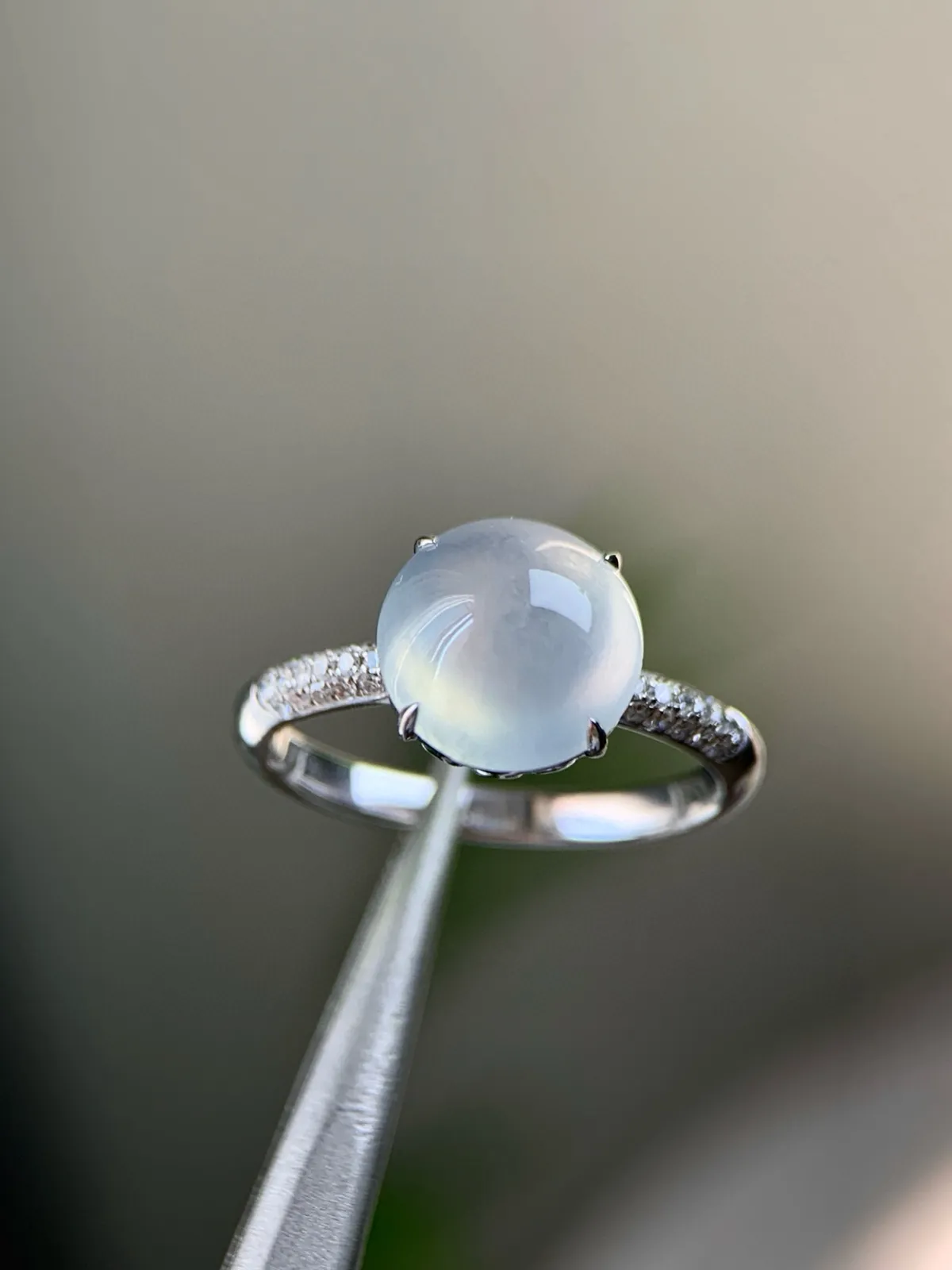 18K镶嵌白冰戒指

尺寸：9.6-5
戒圈：15.5号