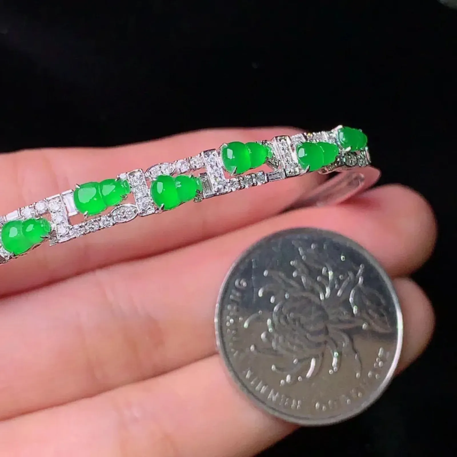 18k金钻镶嵌满绿葫芦组合镶嵌手镯 玉质水润细腻 色泽高贵艳丽 圈口54.5 整体尺寸5.5*2.7*2