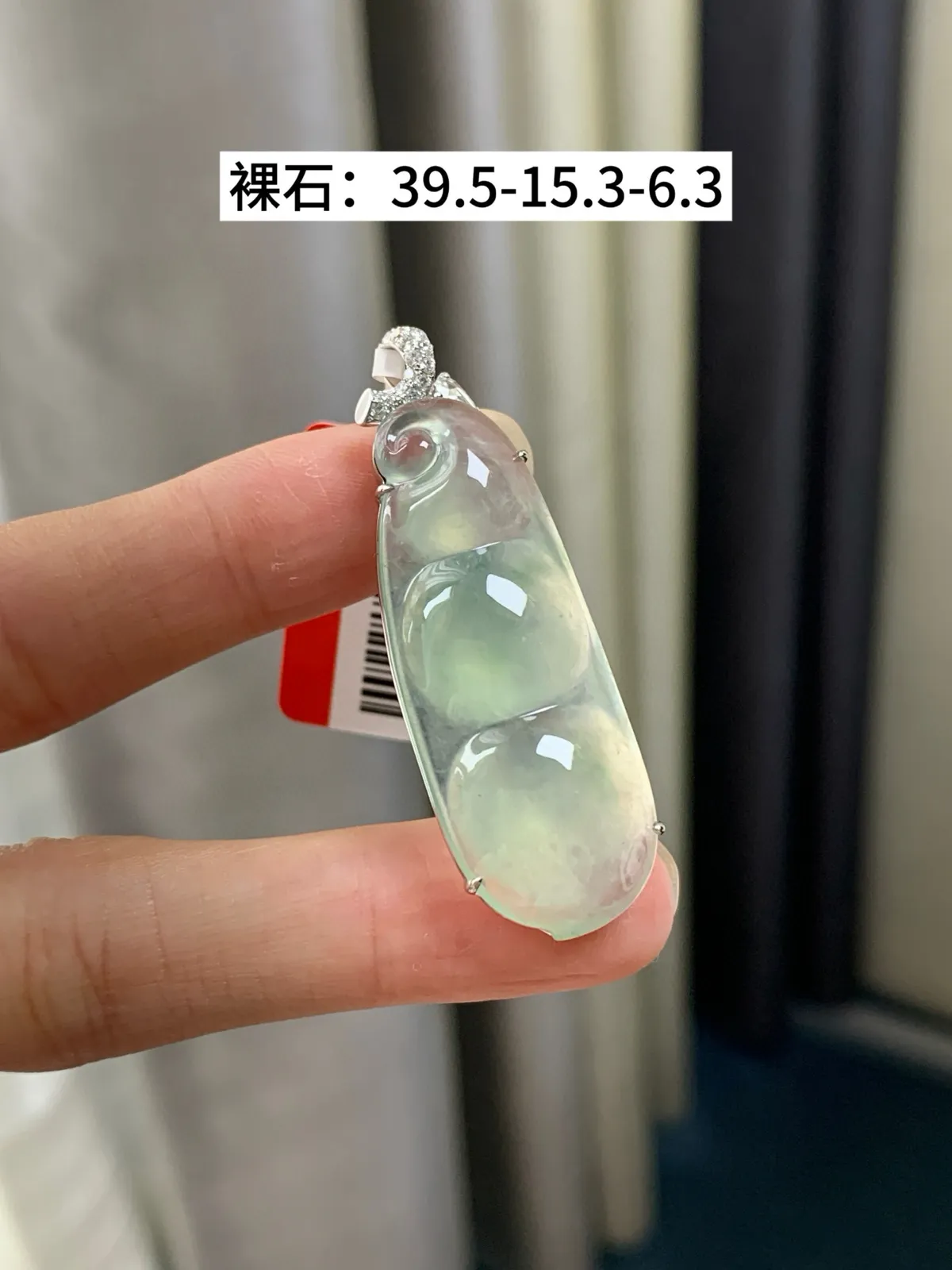 18K镶嵌冰晴绿福豆吊坠

尺寸：39.5-15.3-6.3