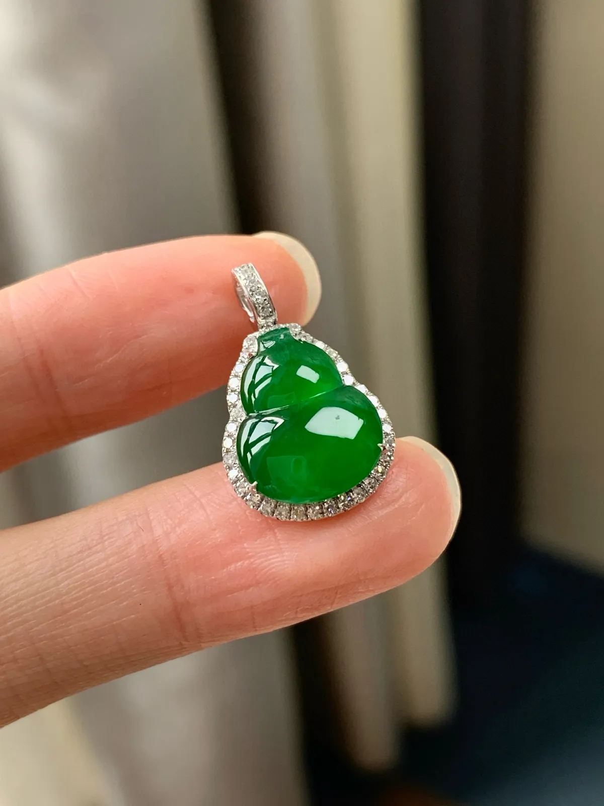 18K镶嵌冰绿葫芦吊坠

尺寸：13.1-10.7-2.8