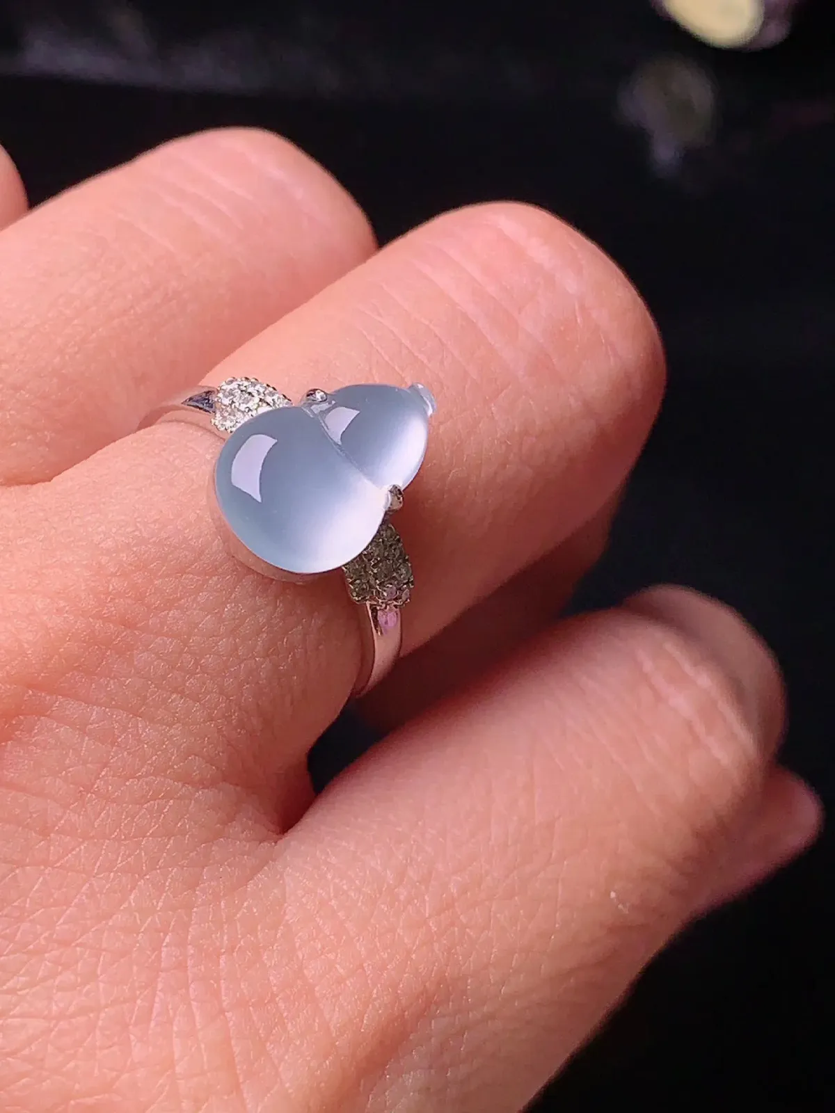 18k金钻镶嵌冰种葫芦戒指 玉质透亮细腻 圈口14 整体尺寸12.5*8.2*2.5