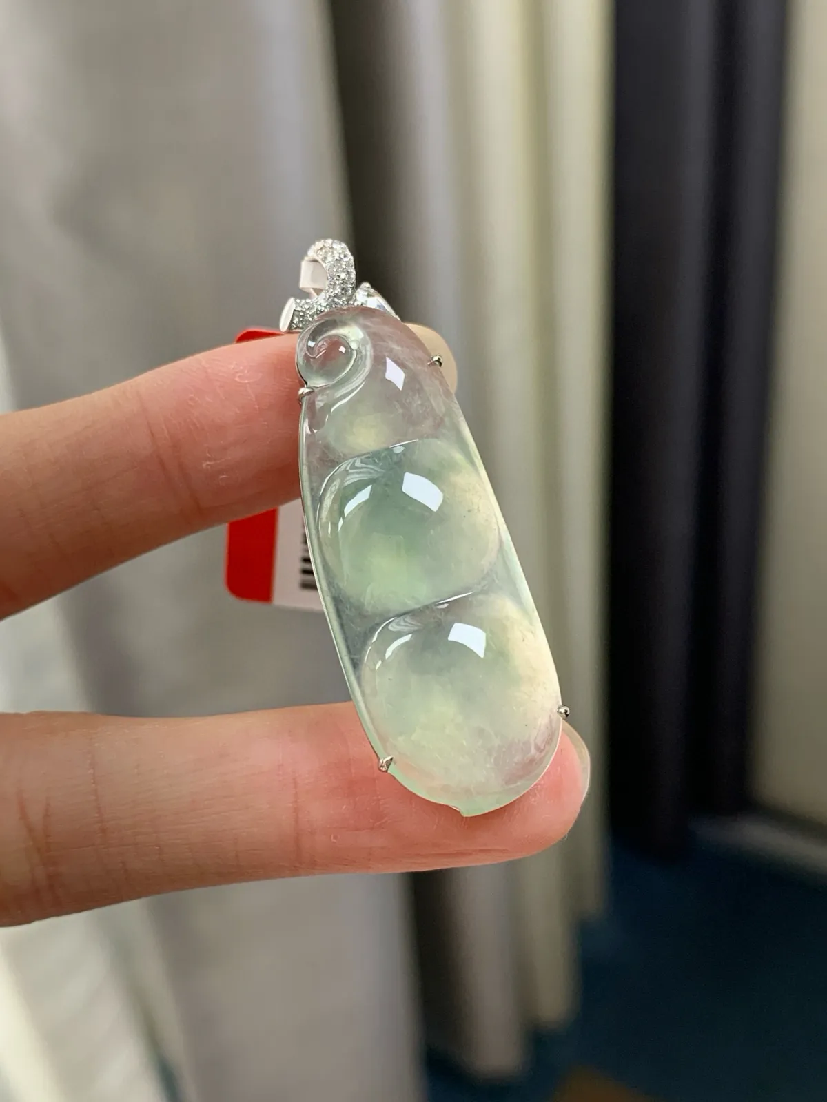 18K镶嵌冰晴绿福豆吊坠

尺寸：39.5-15.3-6.3