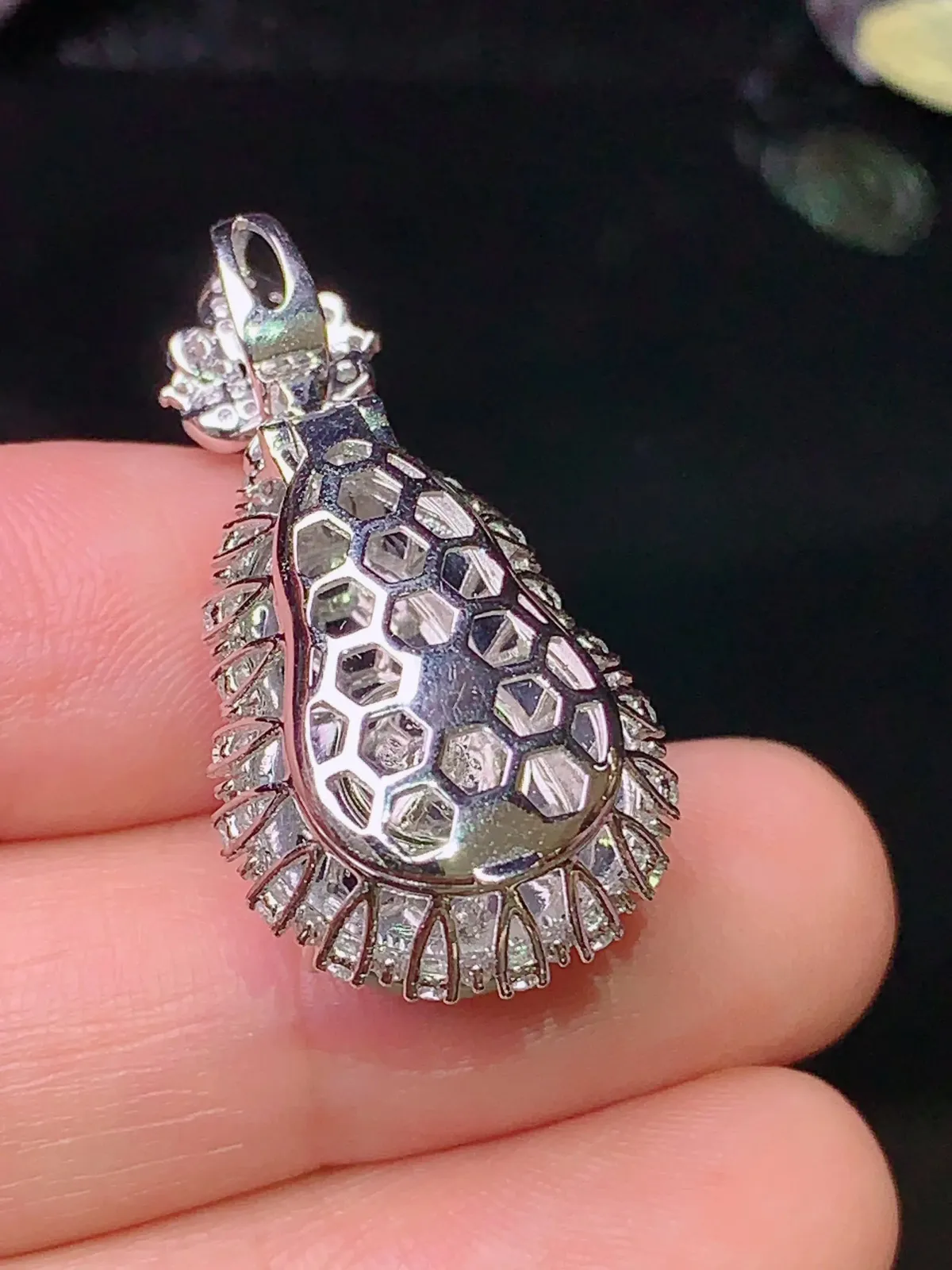 18k金钻镶嵌满绿葫芦吊坠 玉质水润细腻 色泽艳丽 整体尺寸31.5*16*13.8