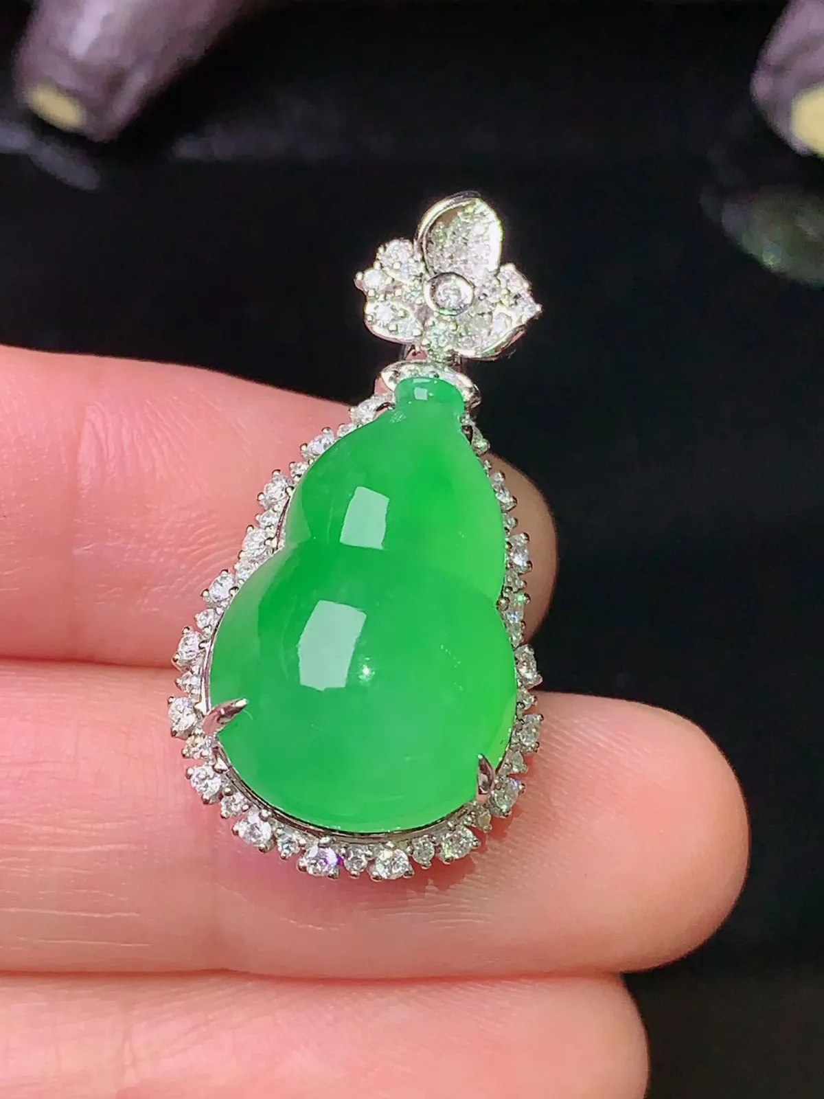18k金钻镶嵌满绿葫芦吊坠 玉质水润细腻 色泽艳丽 整体尺寸31.5*16*13.8