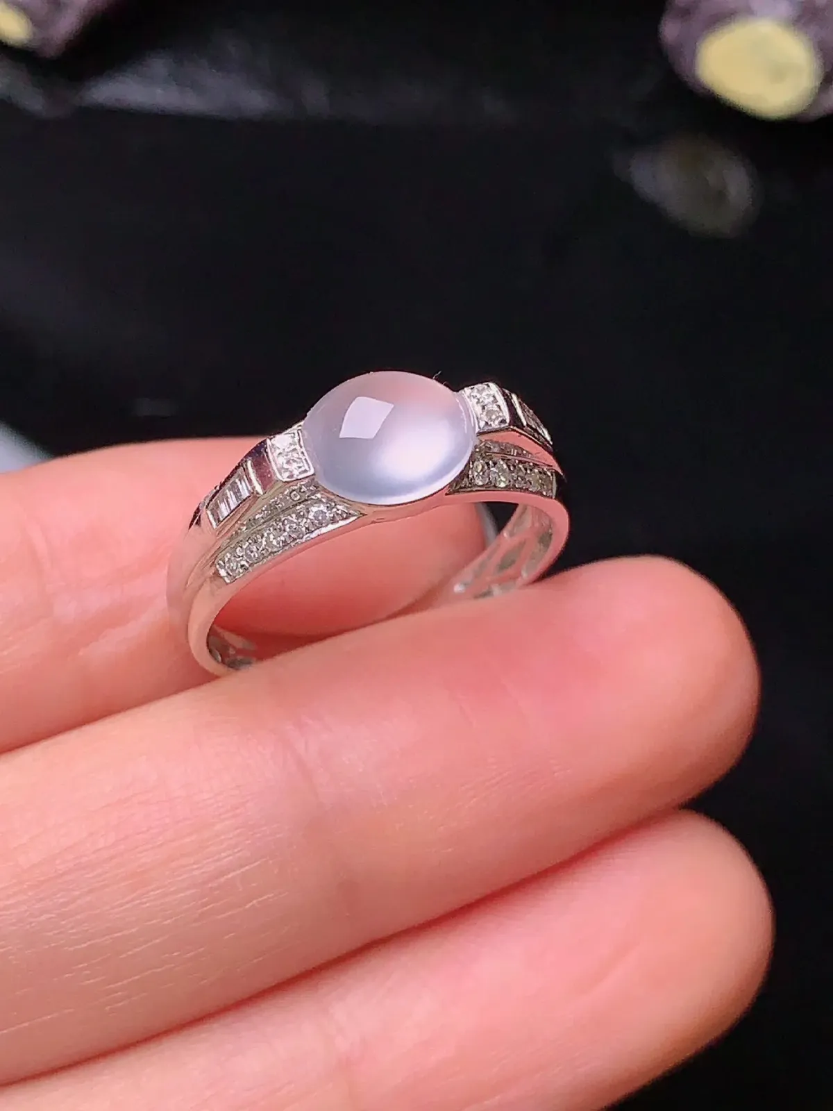 18k金钻镶嵌冰种蛋面戒指 玉质水润细腻 圈口14.5 整体尺寸6.5*7.8*3.5