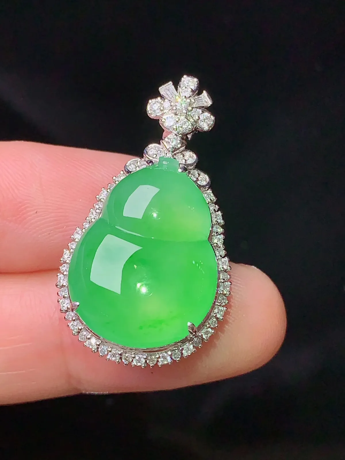 18k金钻镶嵌翠绿葫芦吊坠 玉质水润细腻 色泽清新艳丽 整体尺寸31.2*17.7*11.6