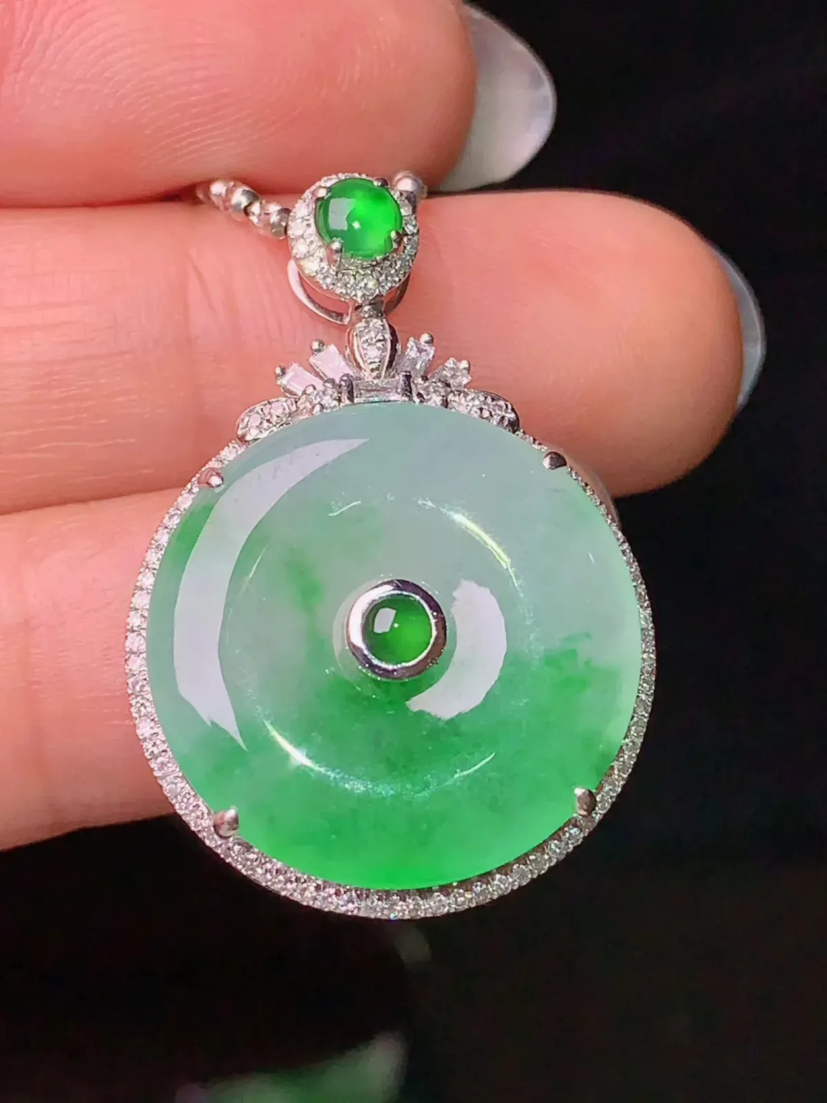 18k金钻镶嵌翠绿平安扣吊坠 玉质水润细腻 色泽艳丽清新整体尺寸29.5*20.5*6.3