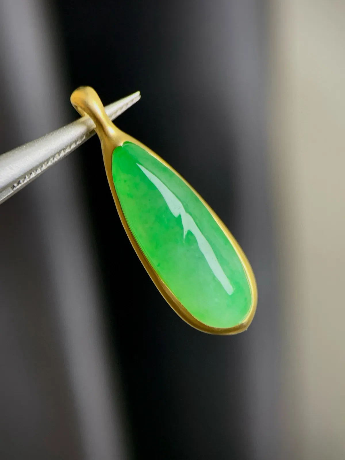 18K镶嵌冰绿长寿果吊坠

尺寸：23.5-8.6-3.2