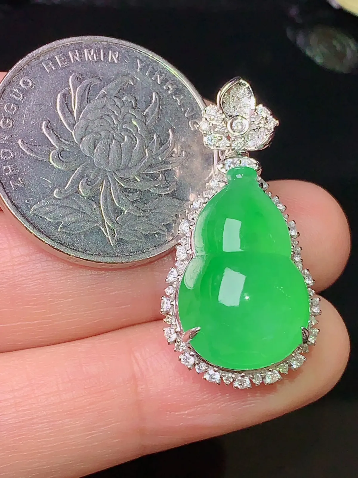 18k金钻镶嵌满绿葫芦吊坠 玉质水润细腻 色泽艳丽 整体尺寸31.5*16*13.8