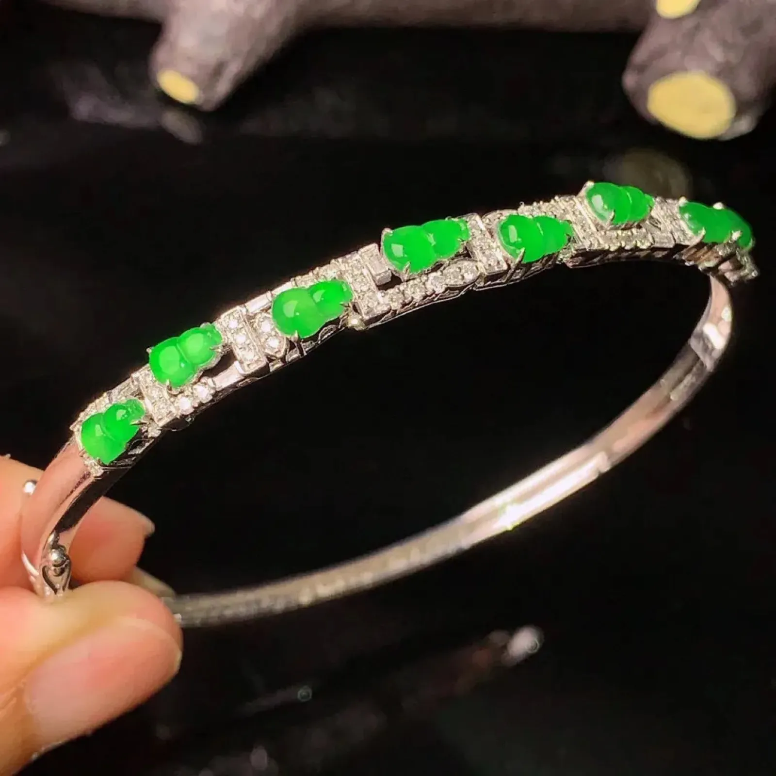 18k金钻镶嵌满绿葫芦组合镶嵌手镯 玉质水润细腻 色泽高贵艳丽 圈口54.5 整体尺寸5.5*2.7*2