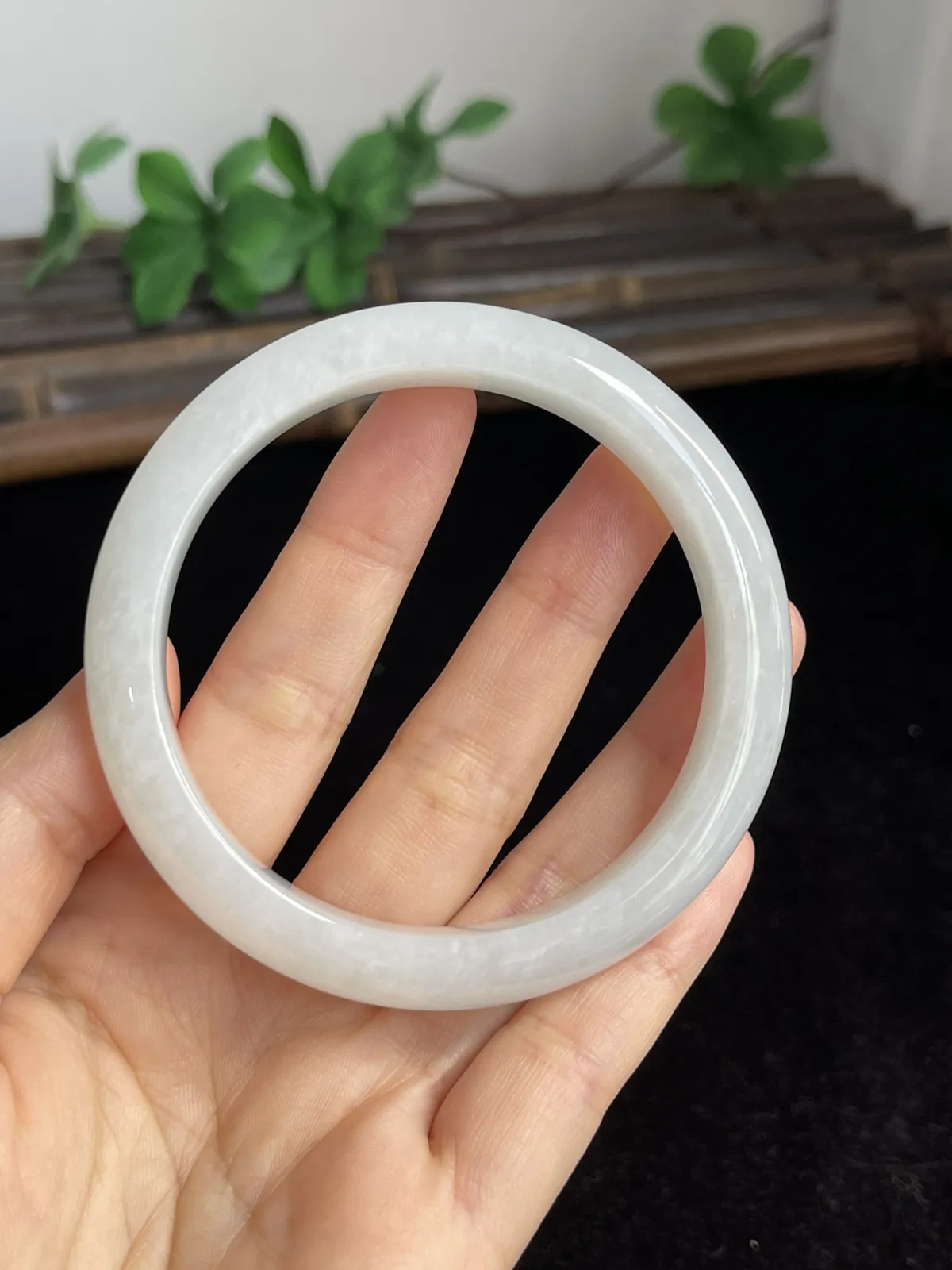 正圈58圈口，翡翠糯化种白色手镯