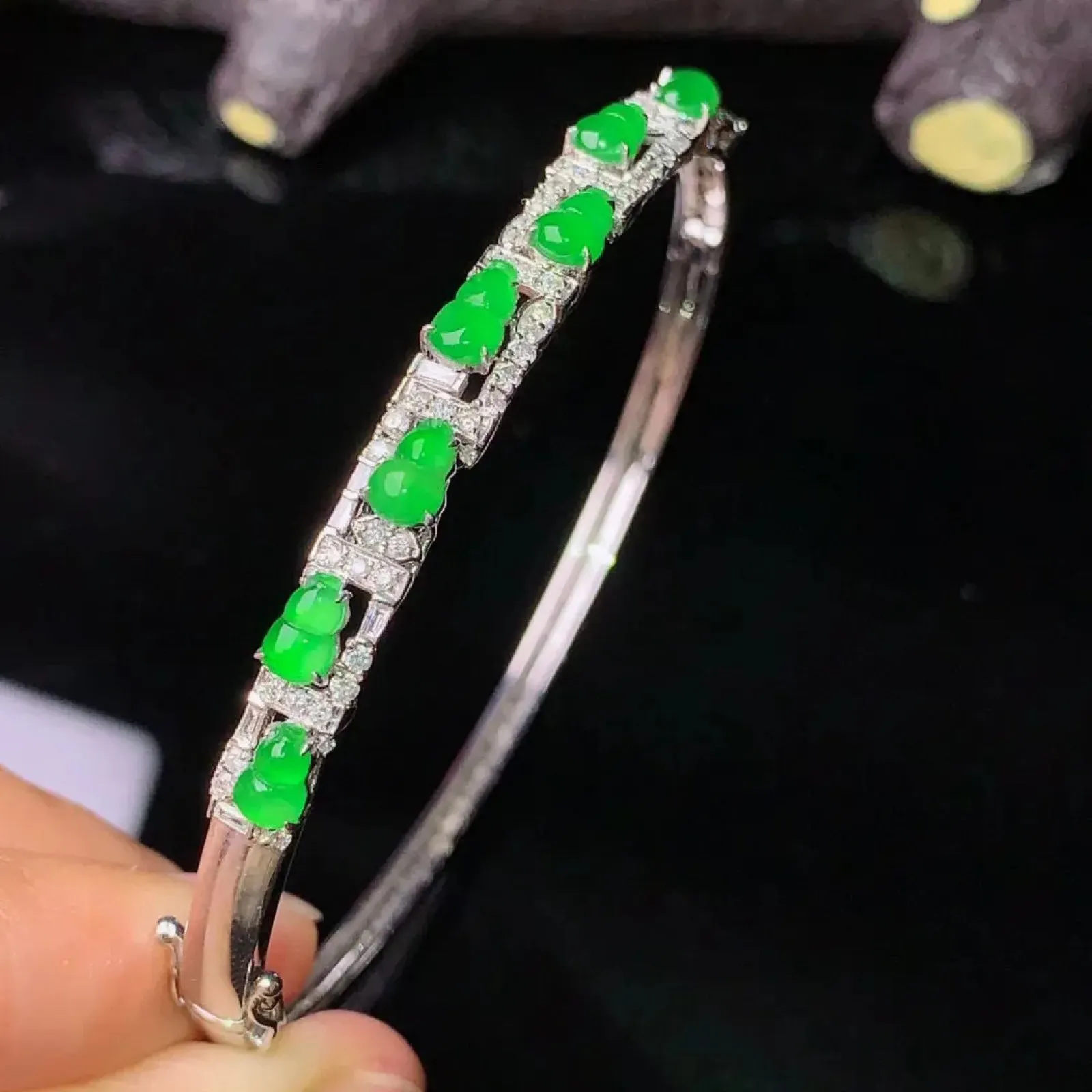 18k金钻镶嵌满绿葫芦组合镶嵌手镯 玉质水润细腻 色泽高贵艳丽 圈口54.5 整体尺寸5.5*2.7