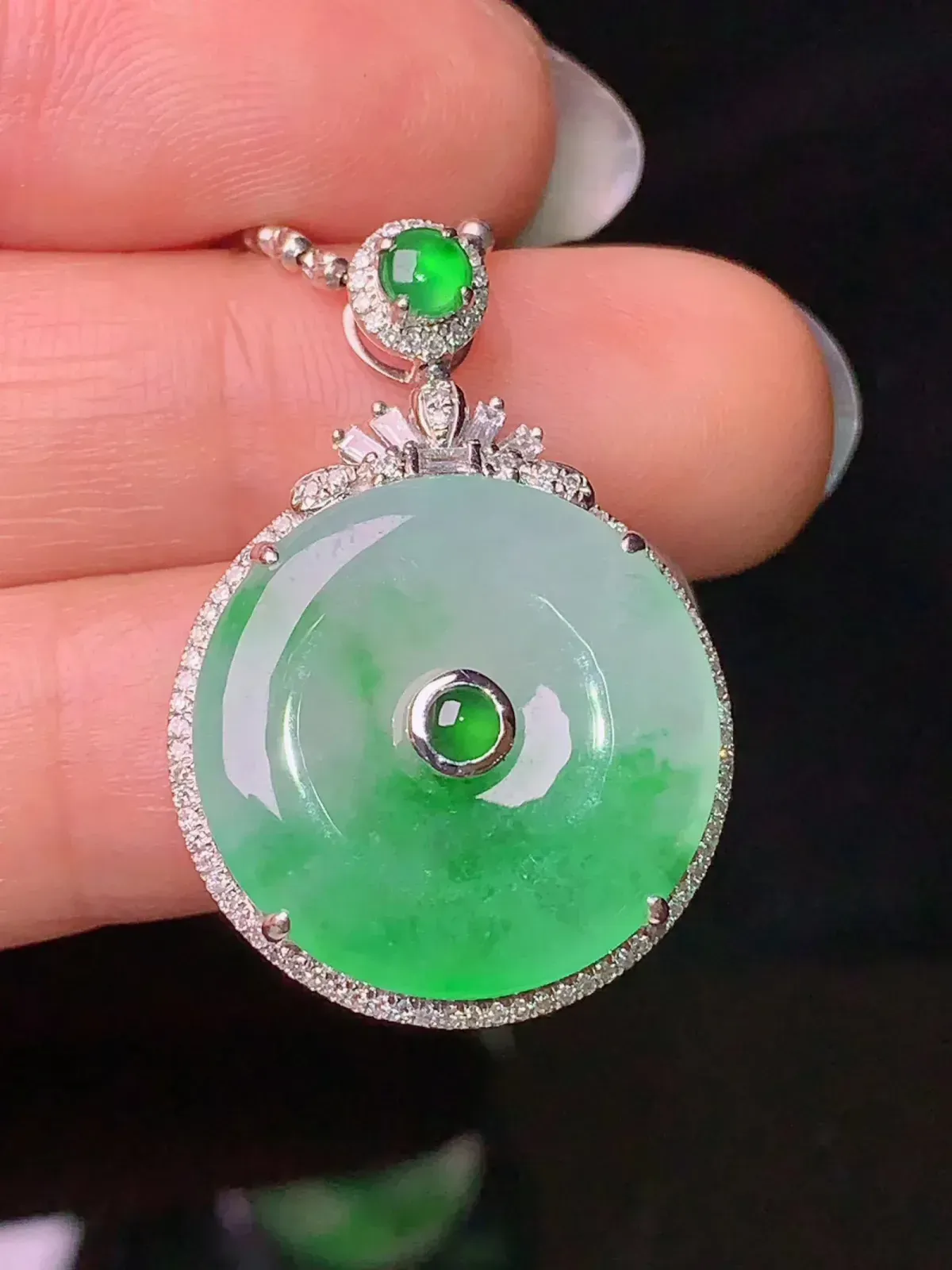 18k金钻镶嵌翠绿平安扣吊坠 玉质水润细腻 色泽艳丽清新整体尺寸29.5*20.5*6.3