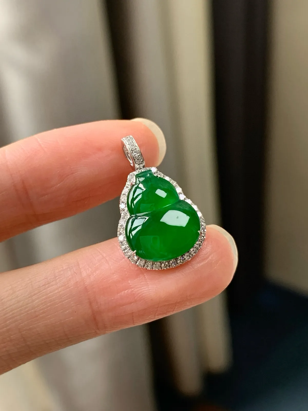 18K镶嵌冰绿葫芦吊坠

尺寸：13.1-10.7-2.8