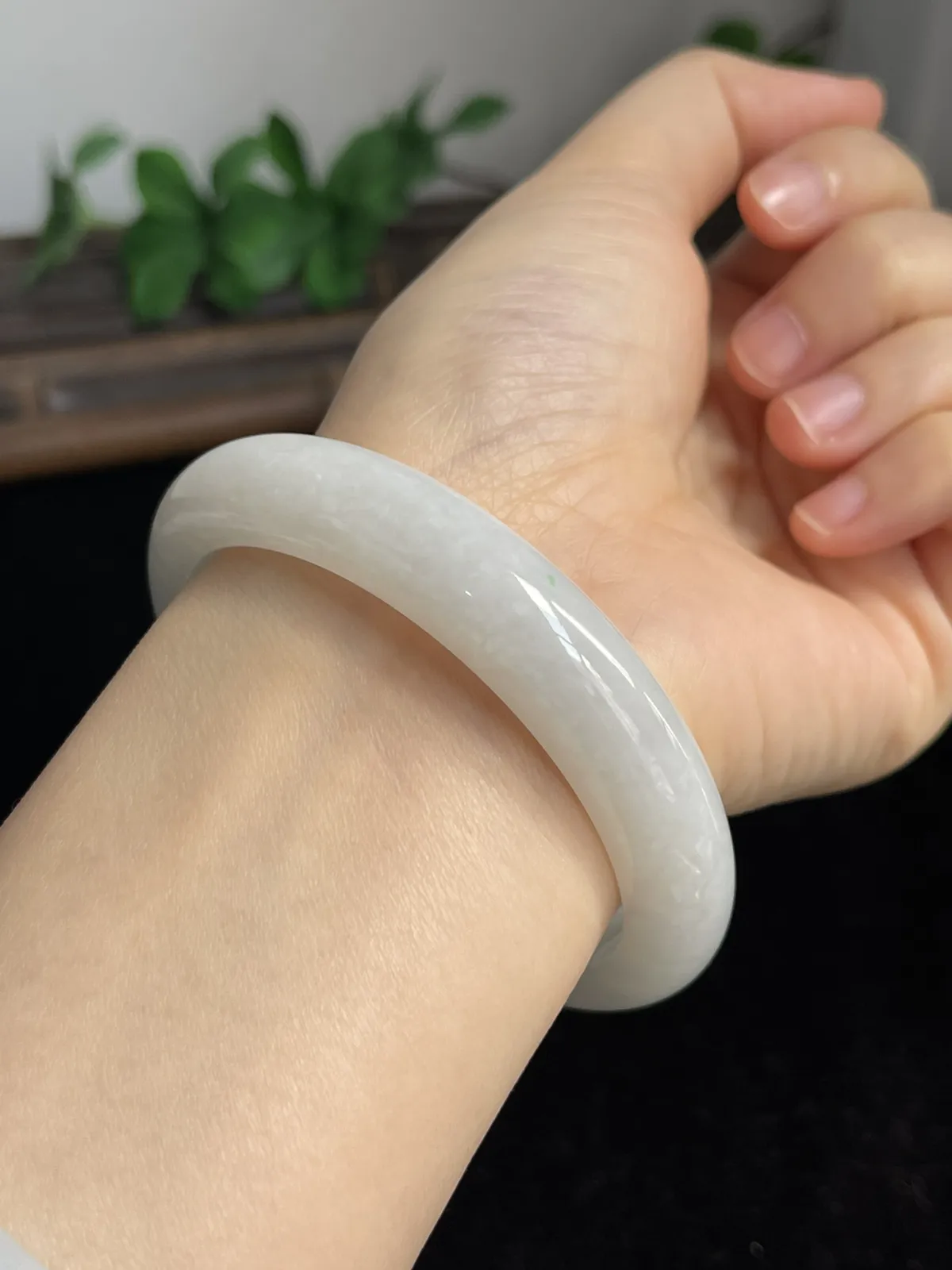 正圈58圈口，翡翠糯化种白色手镯