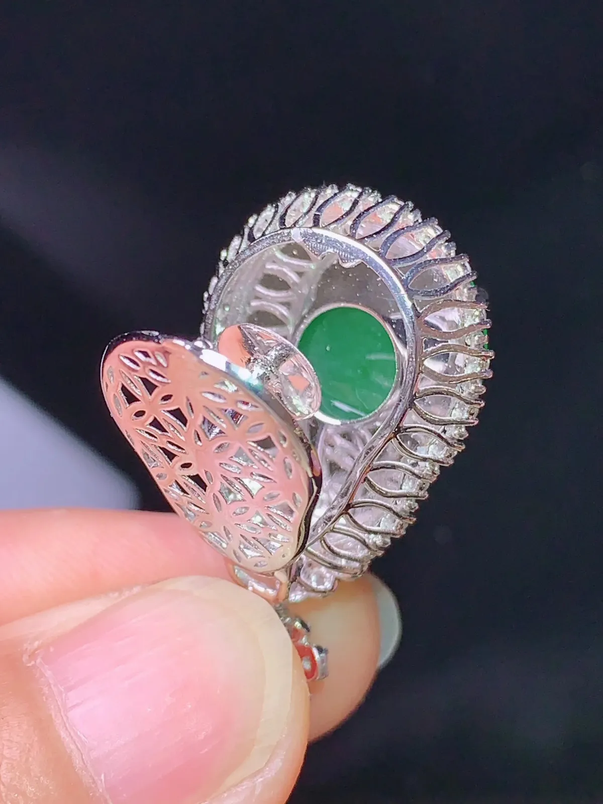 18k金钻镶嵌翠绿葫芦吊坠 玉质水润细腻 色泽清新艳丽 整体尺寸31.2*17.7*11.6