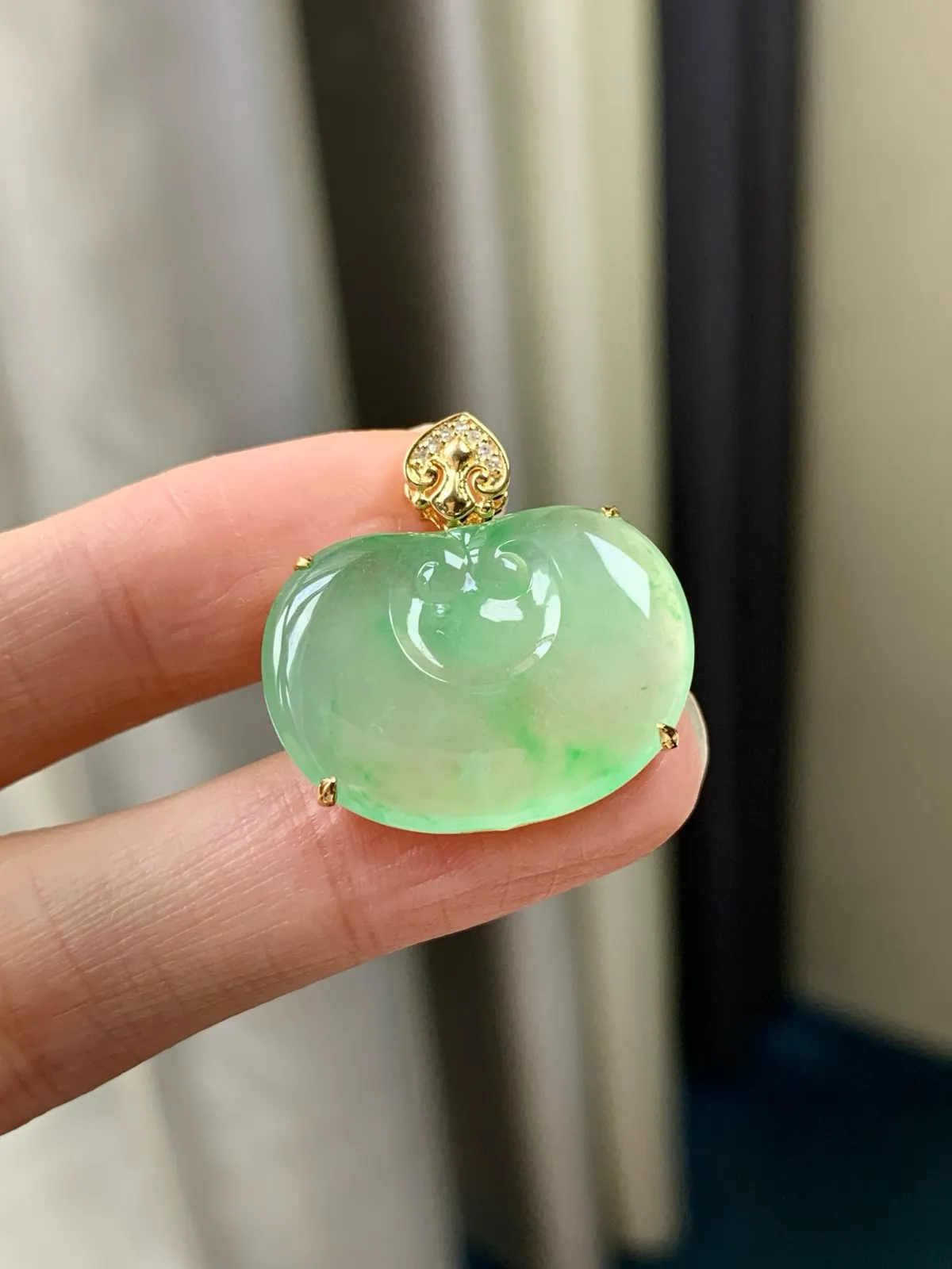 18K镶嵌冰绿如意吊坠

尺寸：24-17.2-2.4