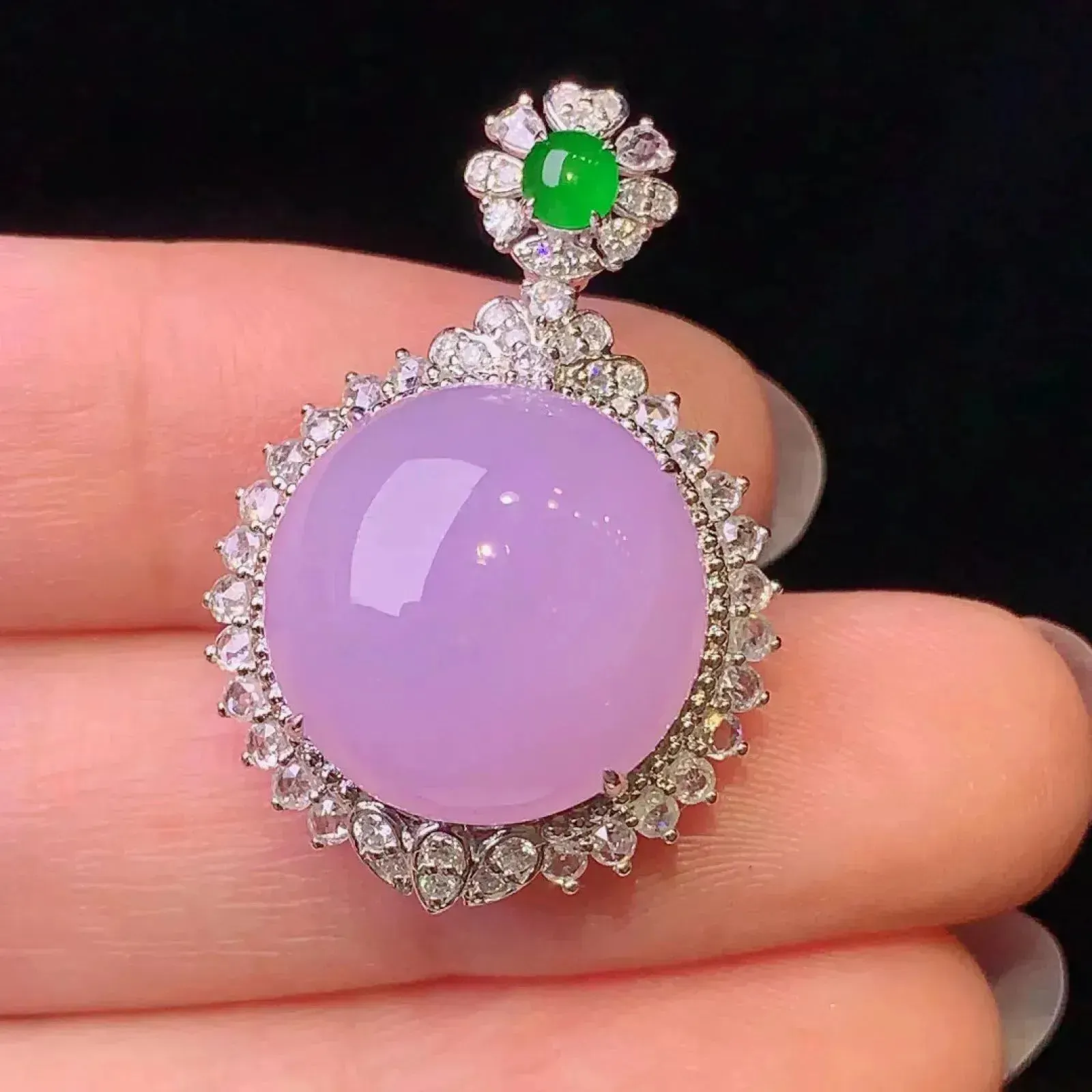 18k金钻镶嵌紫罗兰蛋面吊坠 玉质细腻 色泽清新艳丽 整体尺寸29.3*19.9*13