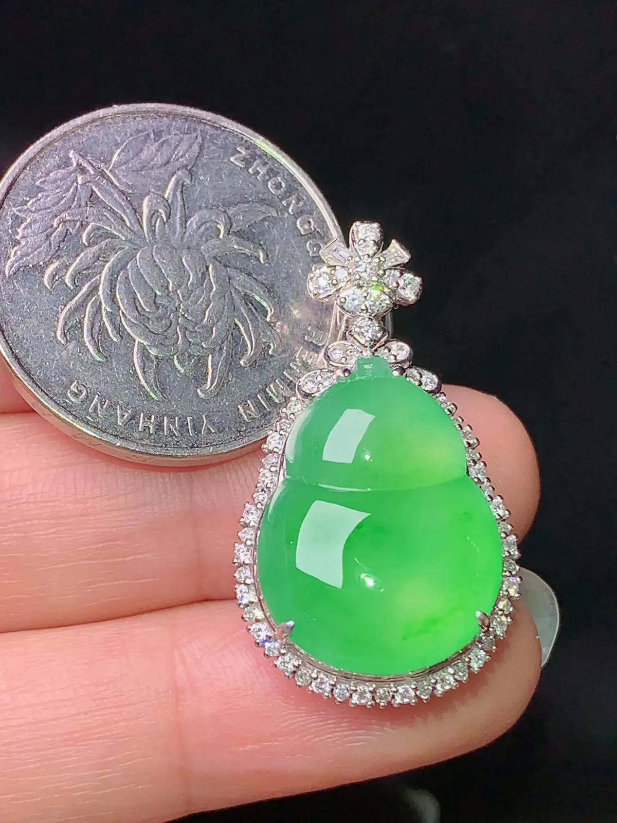 18k金钻镶嵌翠绿葫芦吊坠 玉质水润细腻 色泽清新艳丽 整体尺寸31.2*17.7*11.6