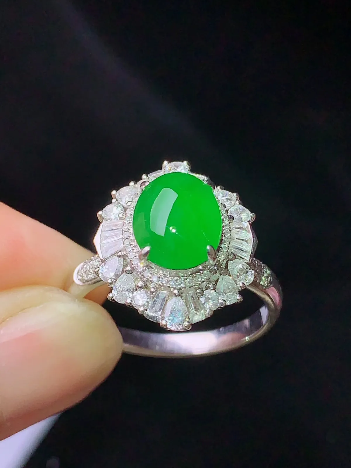 18k金钻镶嵌满绿蛋面戒指 玉质细腻 水润亮眼 色泽高贵艳丽 圈口15.5 整体尺寸16.7*13.8*8.8