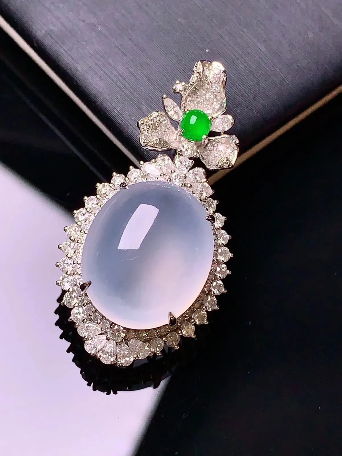 18k金钻镶嵌冰种蛋面吊坠 玉质水润细腻 清新艳丽亮眼 整体尺寸34.3*18.5*12.3