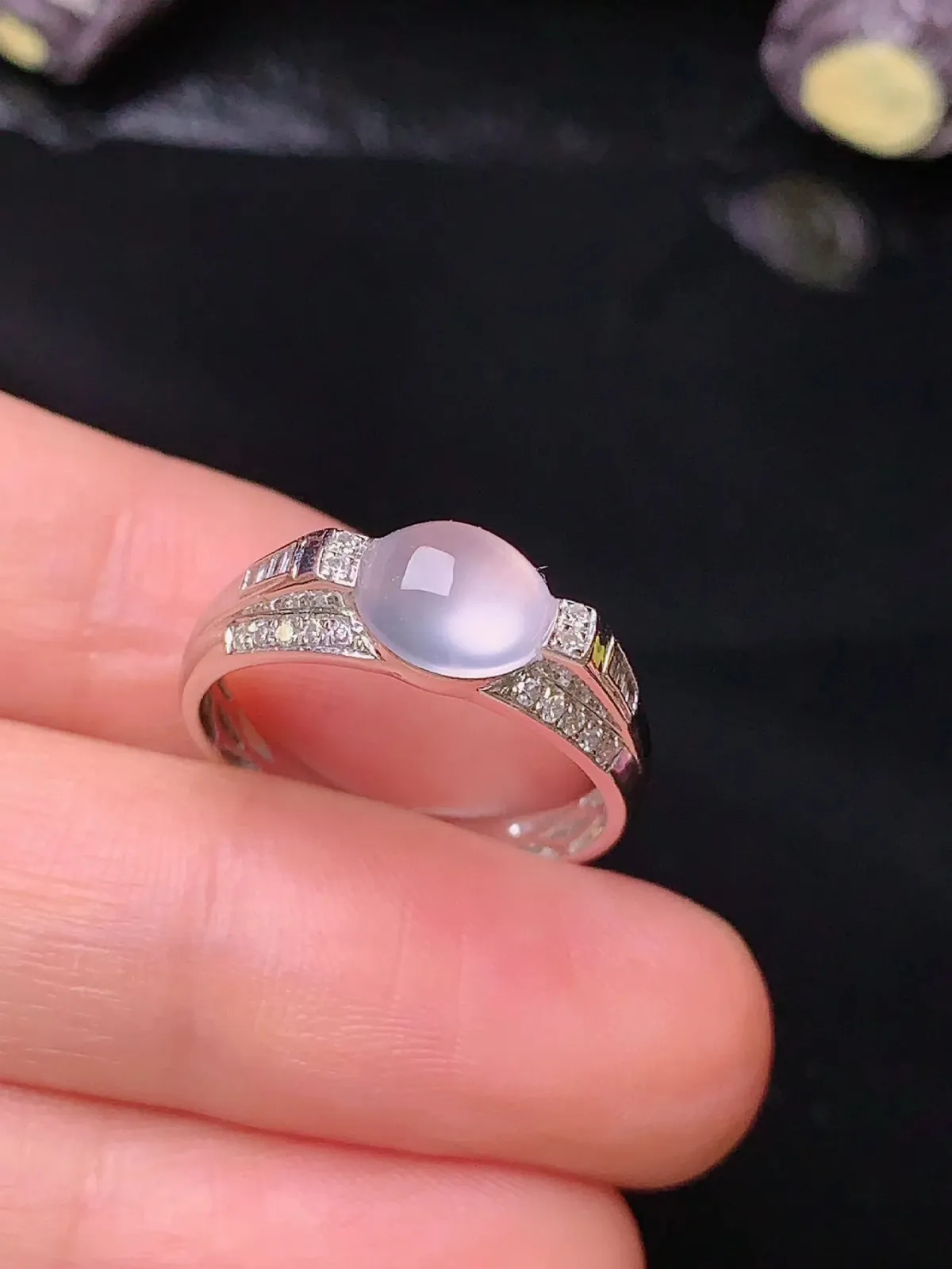 18k金钻镶嵌冰种蛋面戒指 玉质水润细腻 圈口14.5 整体尺寸6.5*7.8*3.5