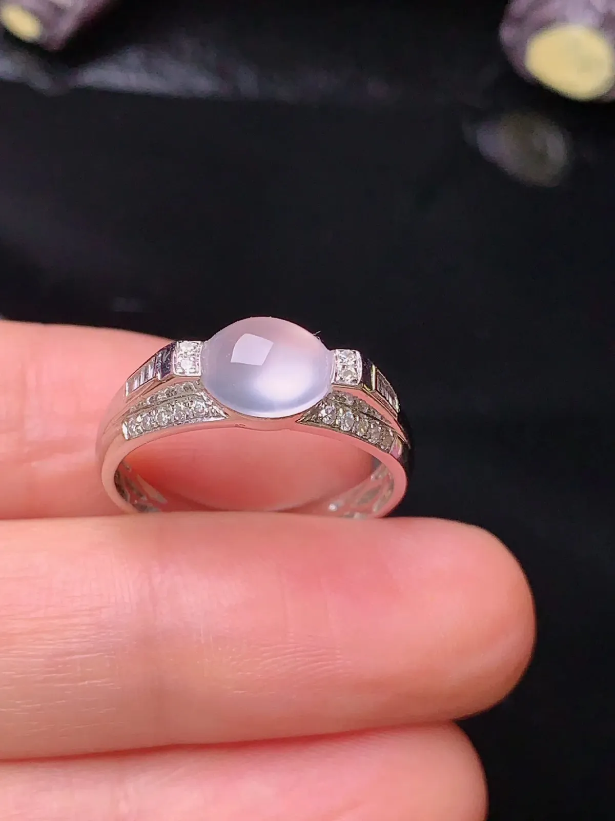 18k金钻镶嵌冰种蛋面戒指 玉质水润细腻 圈口14.5 整体尺寸6.5*7.8*3.5