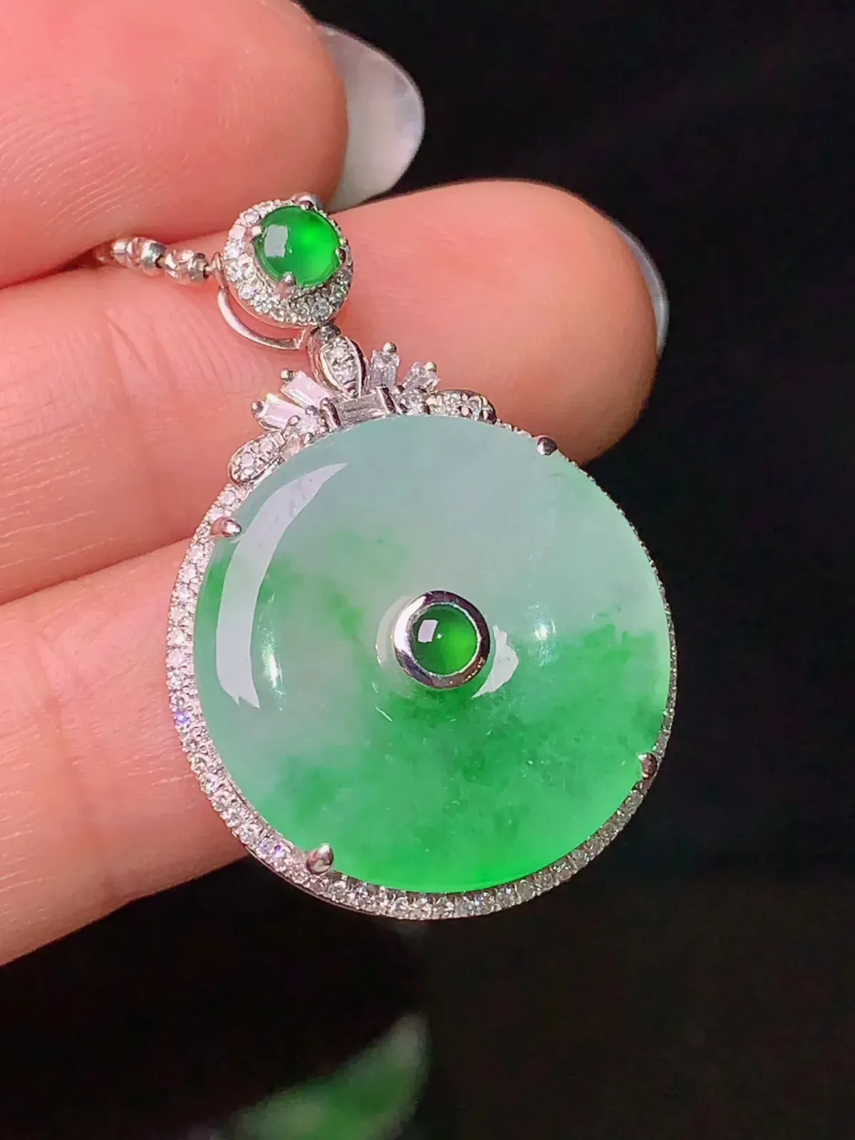 18k金钻镶嵌翠绿平安扣吊坠 玉质水润细腻 色泽艳丽清新整体尺寸29.5*20.5*6.3