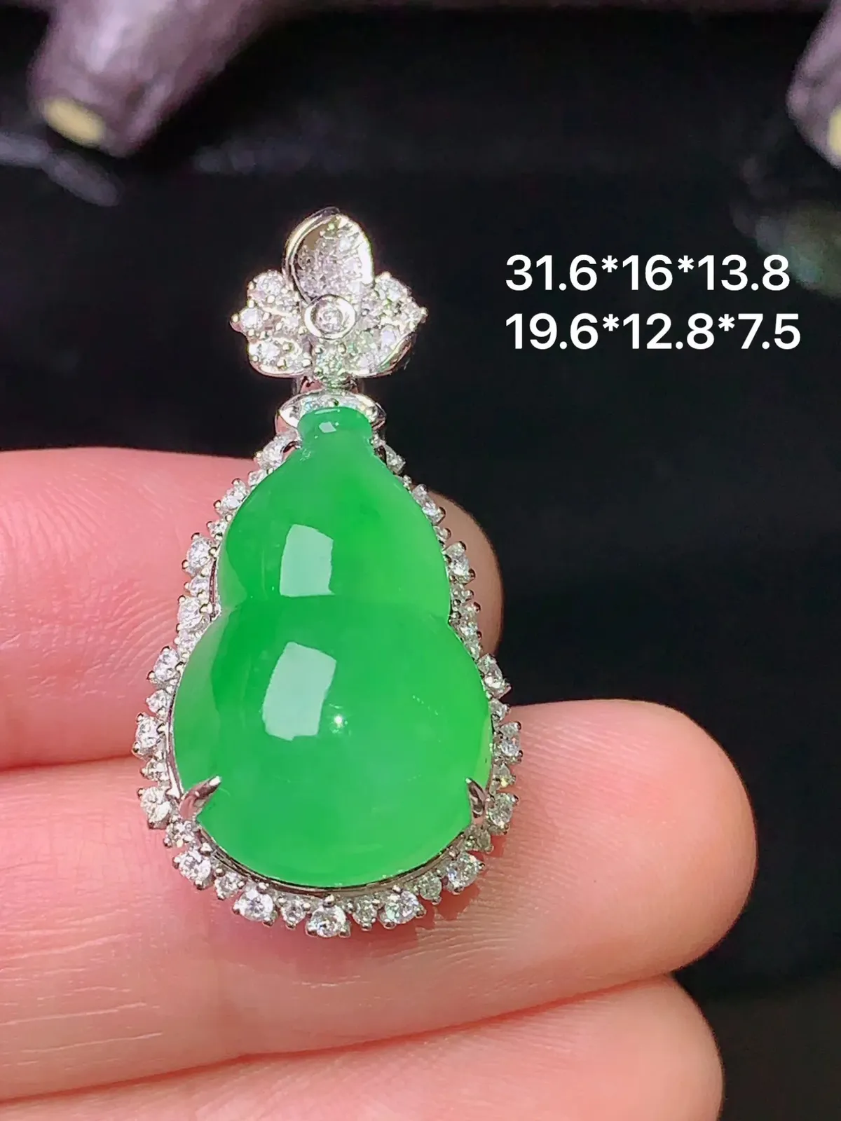 18k金钻镶嵌满绿葫芦吊坠 玉质水润细腻 色泽艳丽 整体尺寸31.5*16*13.8