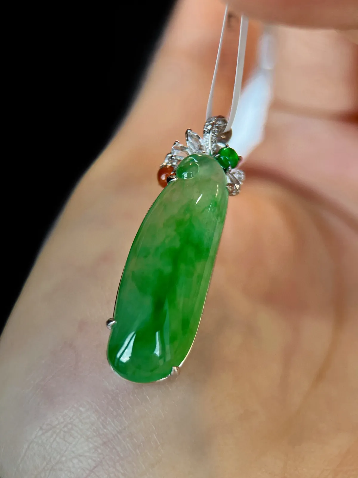 18k镶嵌 冰绿长寿果

【尺寸】26.2-9.4-3.8