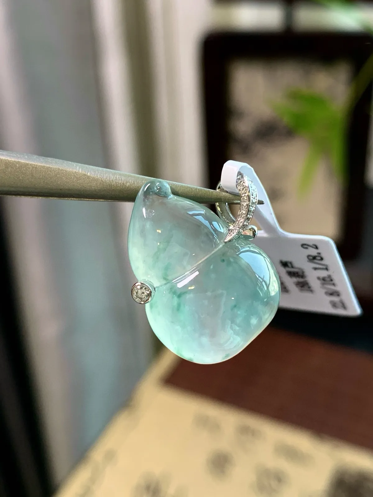 18K镶嵌冰飘花葫芦坠

尺寸：22.8-16.1-8.2