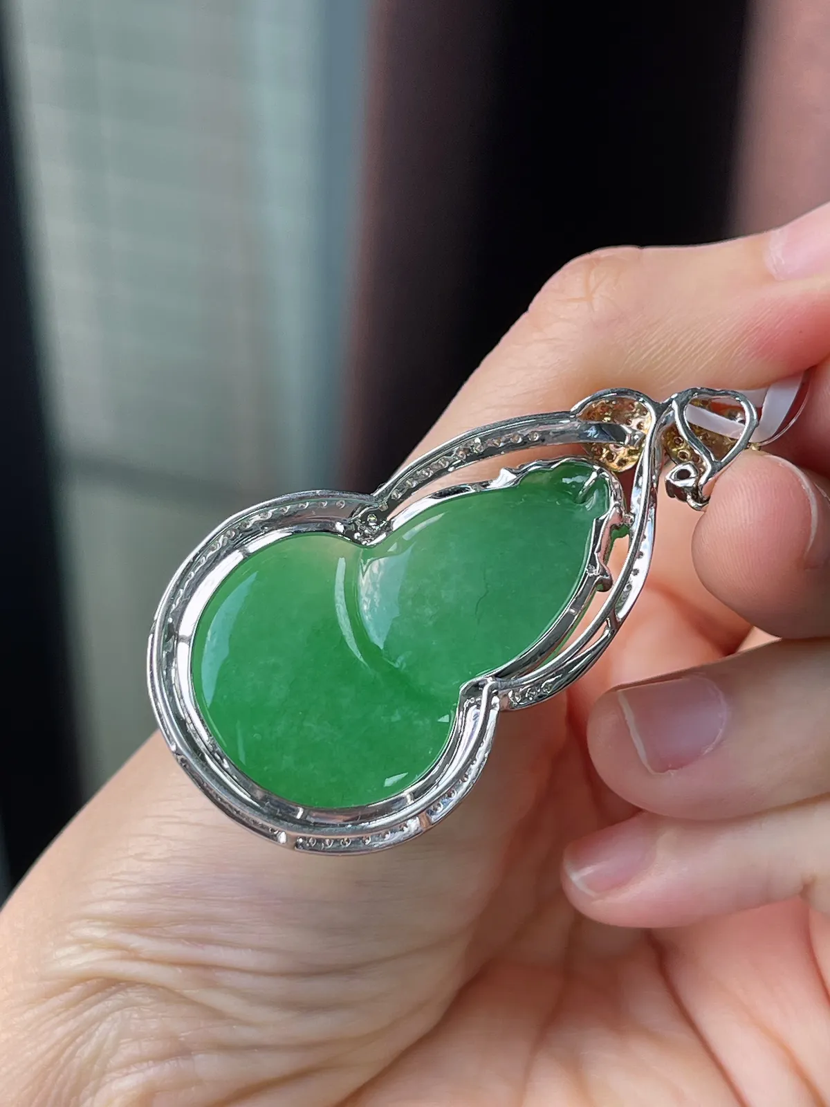 18k金围镶钻翡翠糯化种绿色葫芦吊坠