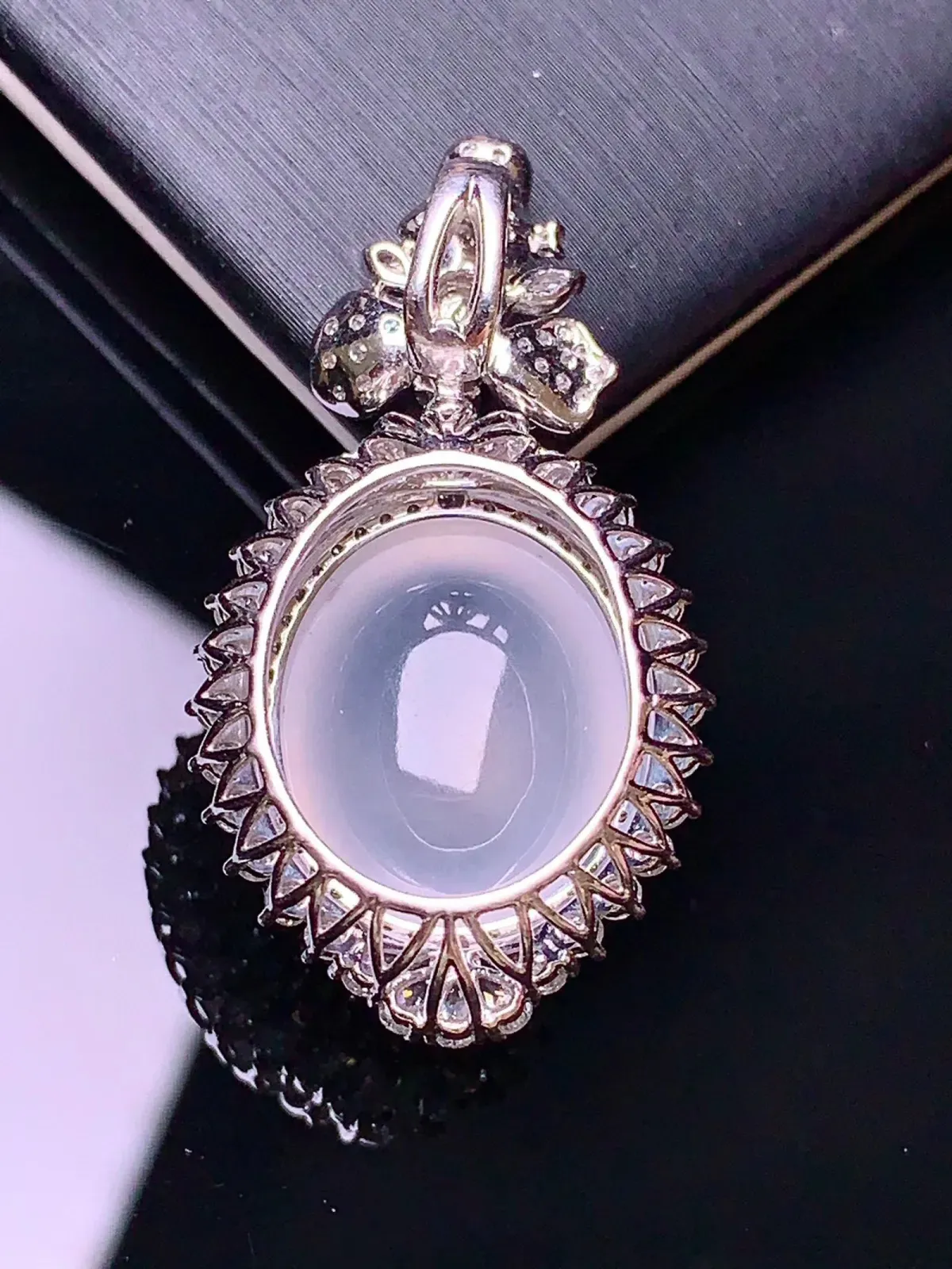 18k金钻镶嵌冰种蛋面吊坠 玉质水润细腻 清新艳丽亮眼 整体尺寸34.3*18.5*12.3