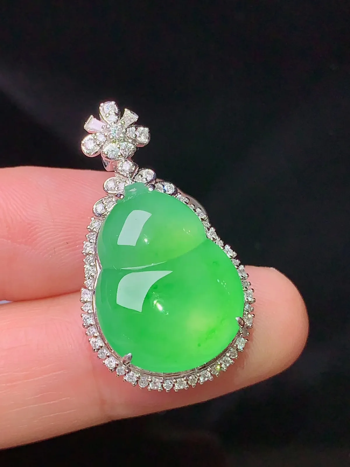 18k金钻镶嵌翠绿葫芦吊坠 玉质水润细腻 色泽清新艳丽 整体尺寸31.2*17.7*11.6