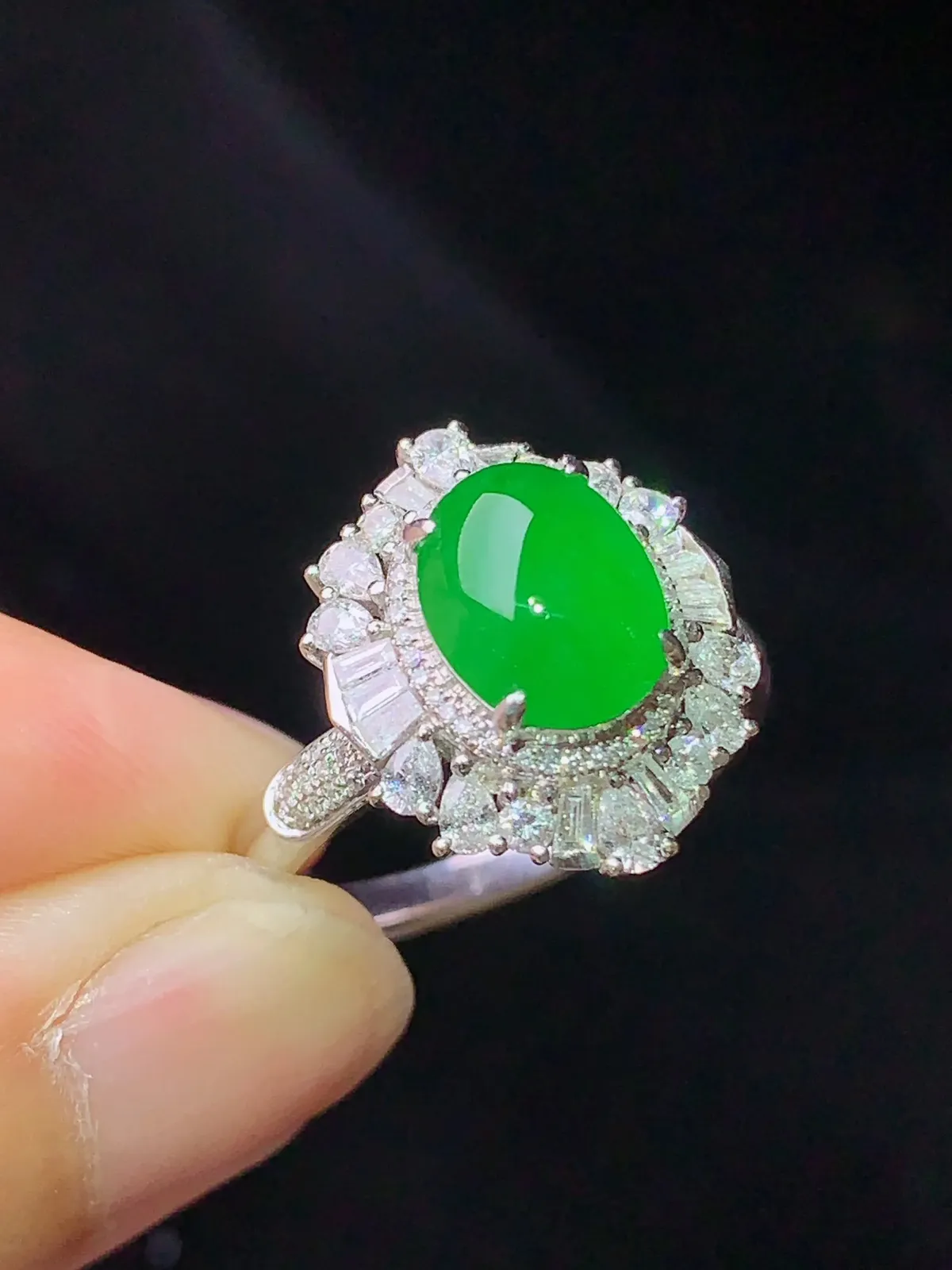 18k金钻镶嵌满绿蛋面戒指 玉质细腻 水润亮眼 色泽高贵艳丽 圈口15.5 整体尺寸16.7*13.8*8.8