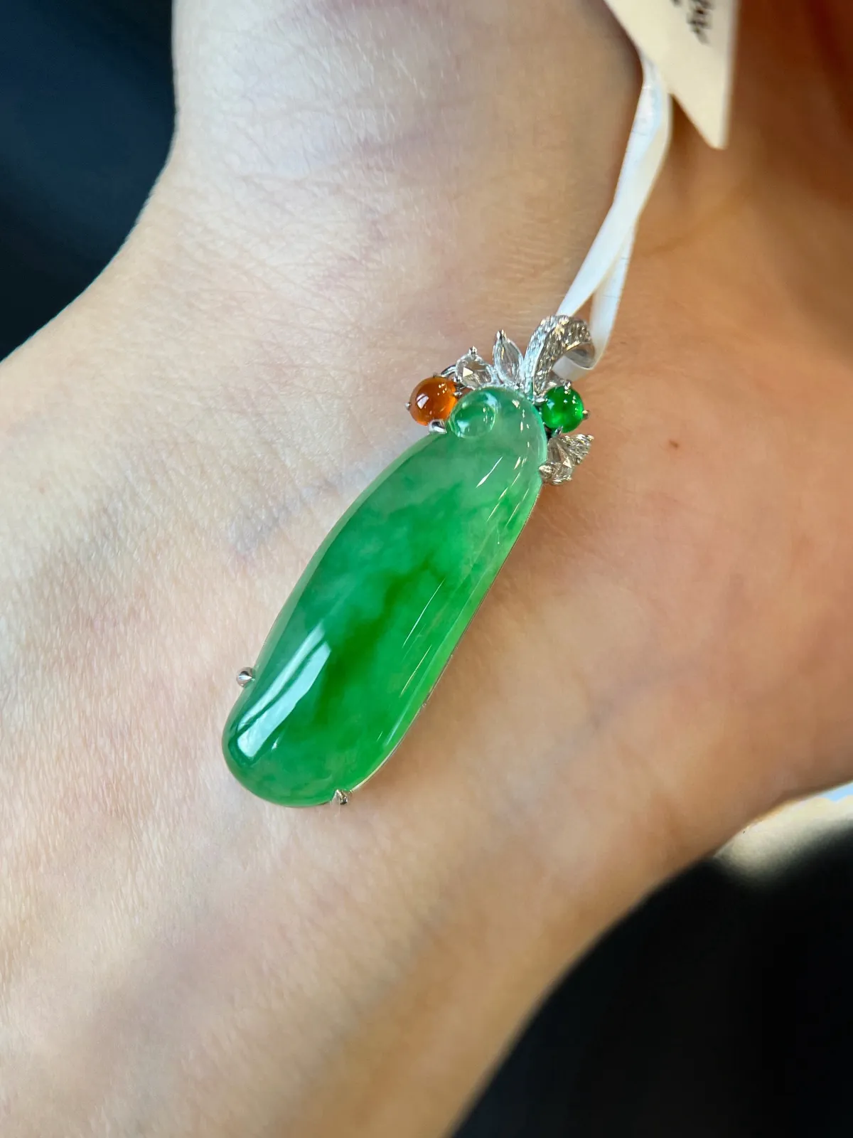 18k镶嵌 冰绿长寿果

【尺寸】26.2-9.4-3.8