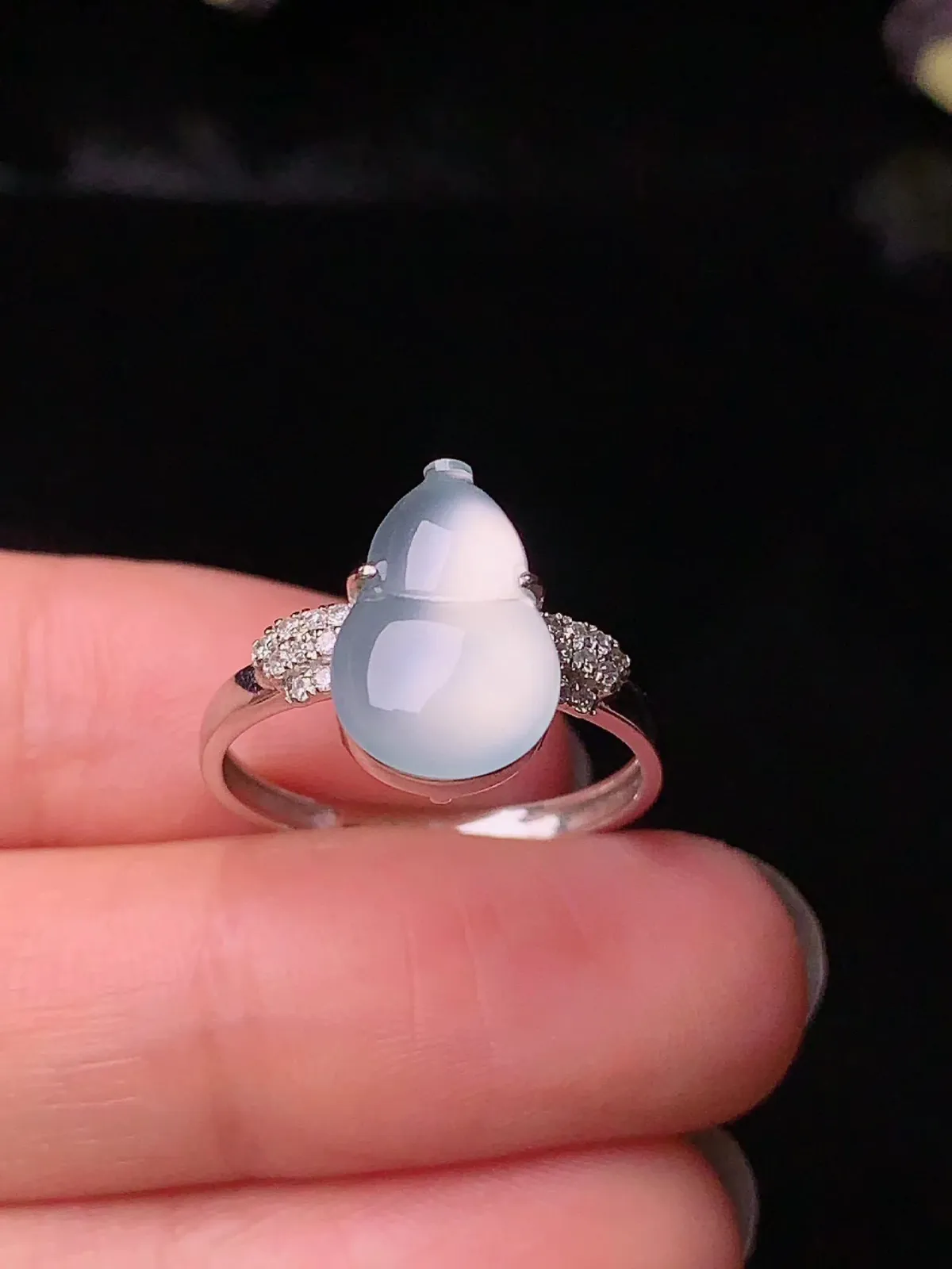 18k金钻镶嵌冰种葫芦戒指 玉质透亮细腻 圈口14 整体尺寸12.5*8.2*2.5