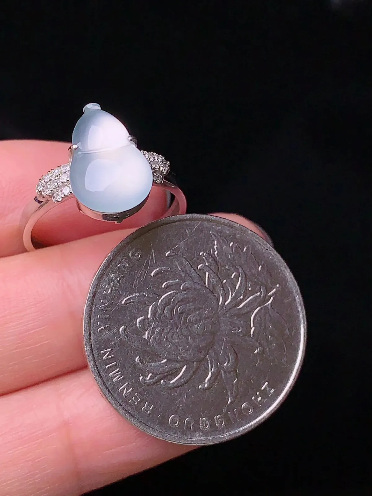 18k金钻镶嵌冰种葫芦戒指 玉质透亮细腻 圈口14 整体尺寸12.5*8.2*2.5