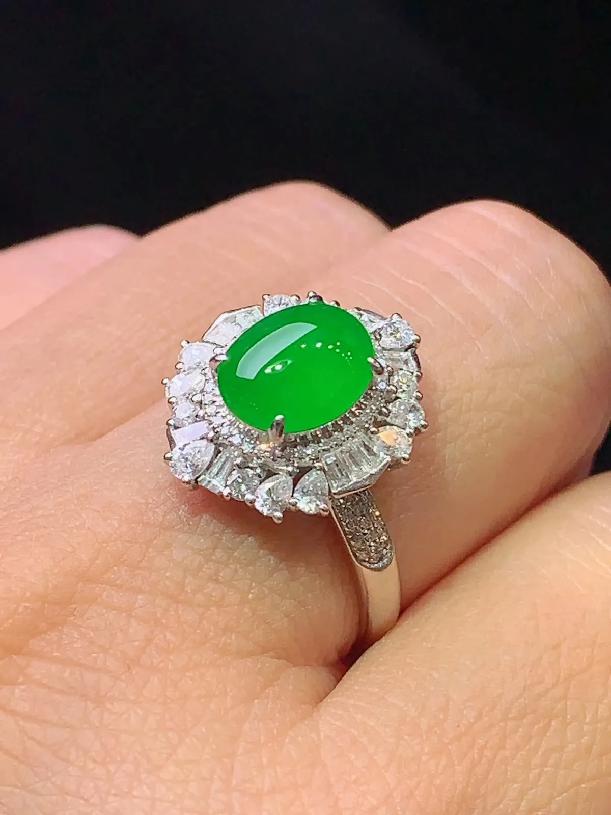 18k金钻镶嵌满绿蛋面戒指 玉质细腻 水润亮眼 色泽高贵艳丽 圈口15.5 整体尺寸16.7*13.