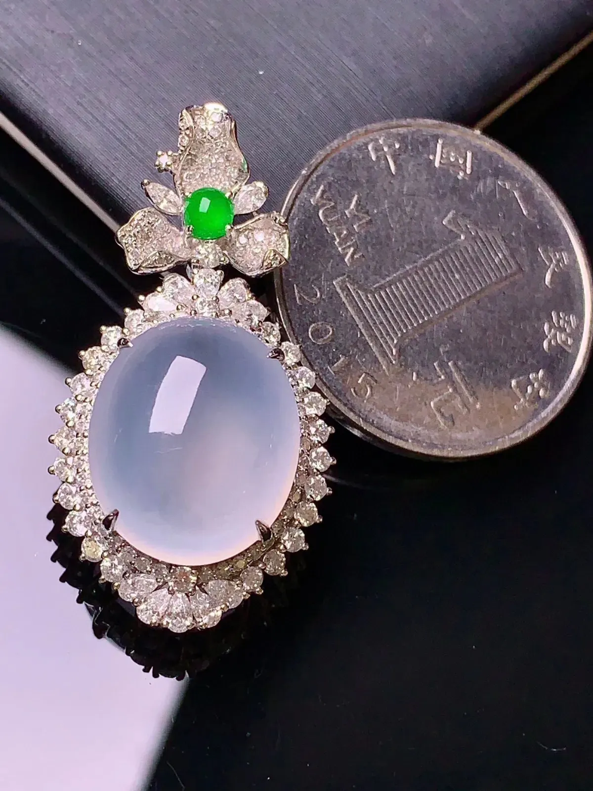 18k金钻镶嵌冰种蛋面吊坠 玉质水润细腻 清新艳丽亮眼 整体尺寸34.3*18.5*12.3